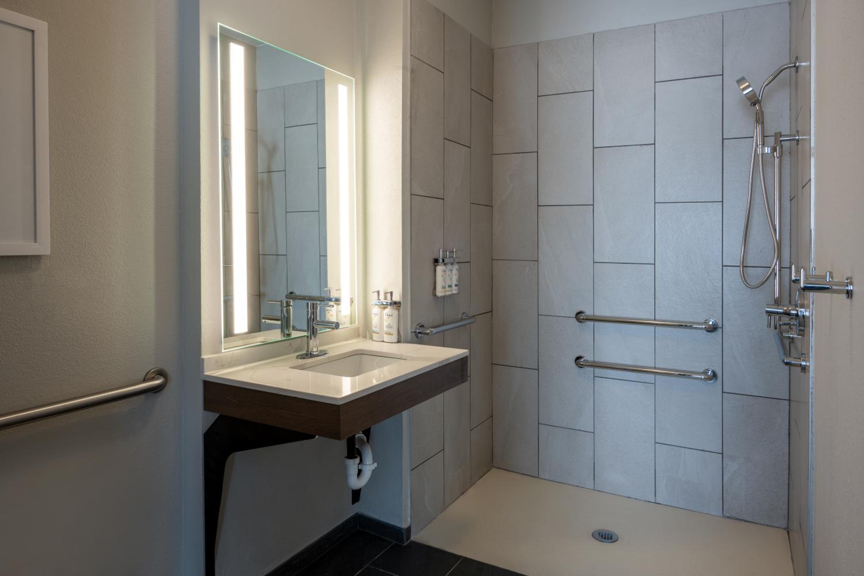 Queen Studio Suite - Communications Accessible - Photo 3