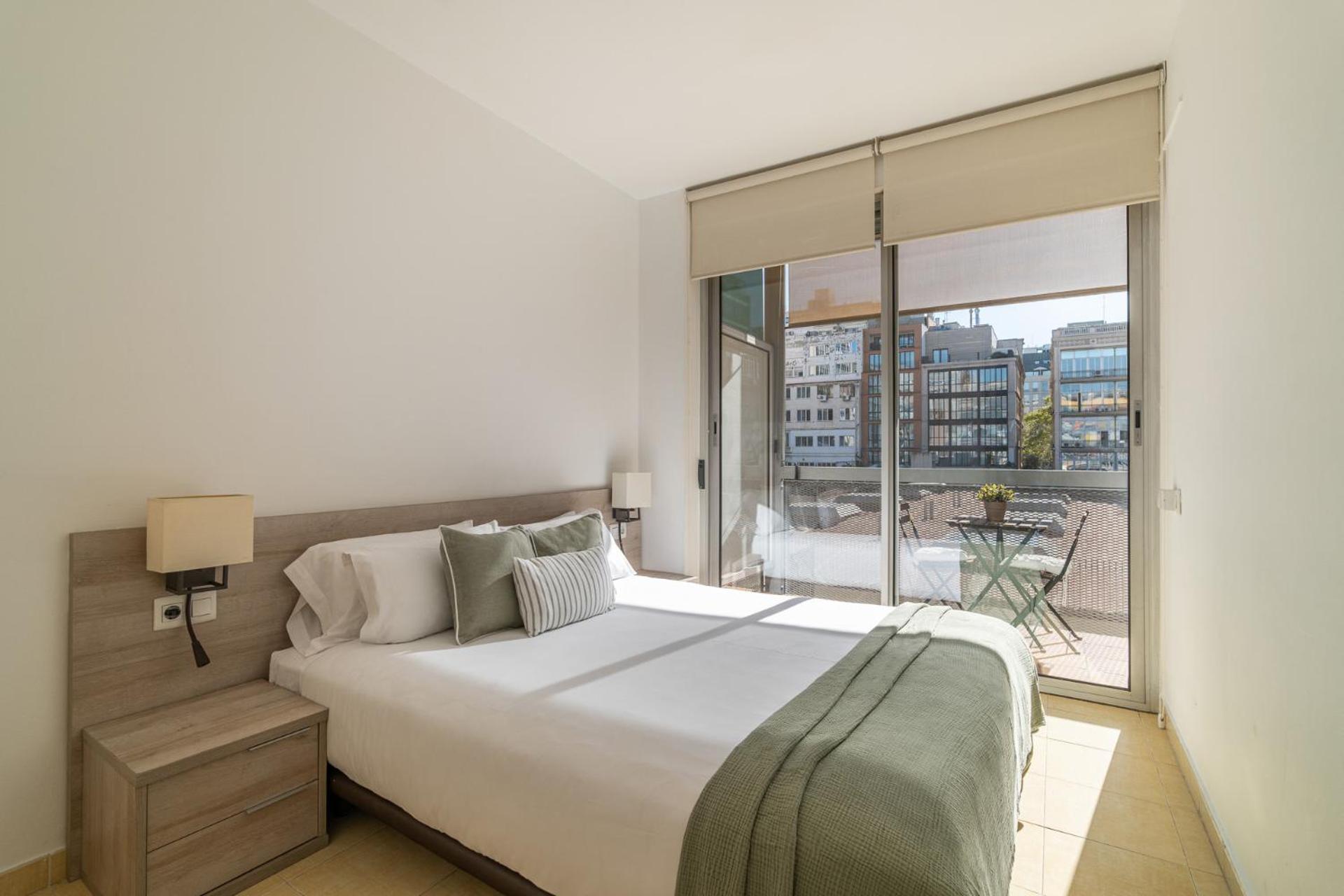 Apartamento de tres habitaciones con balcón