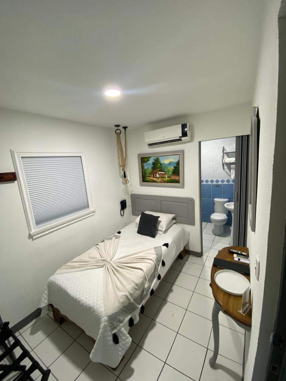 1 twin bed / Single Guest Room