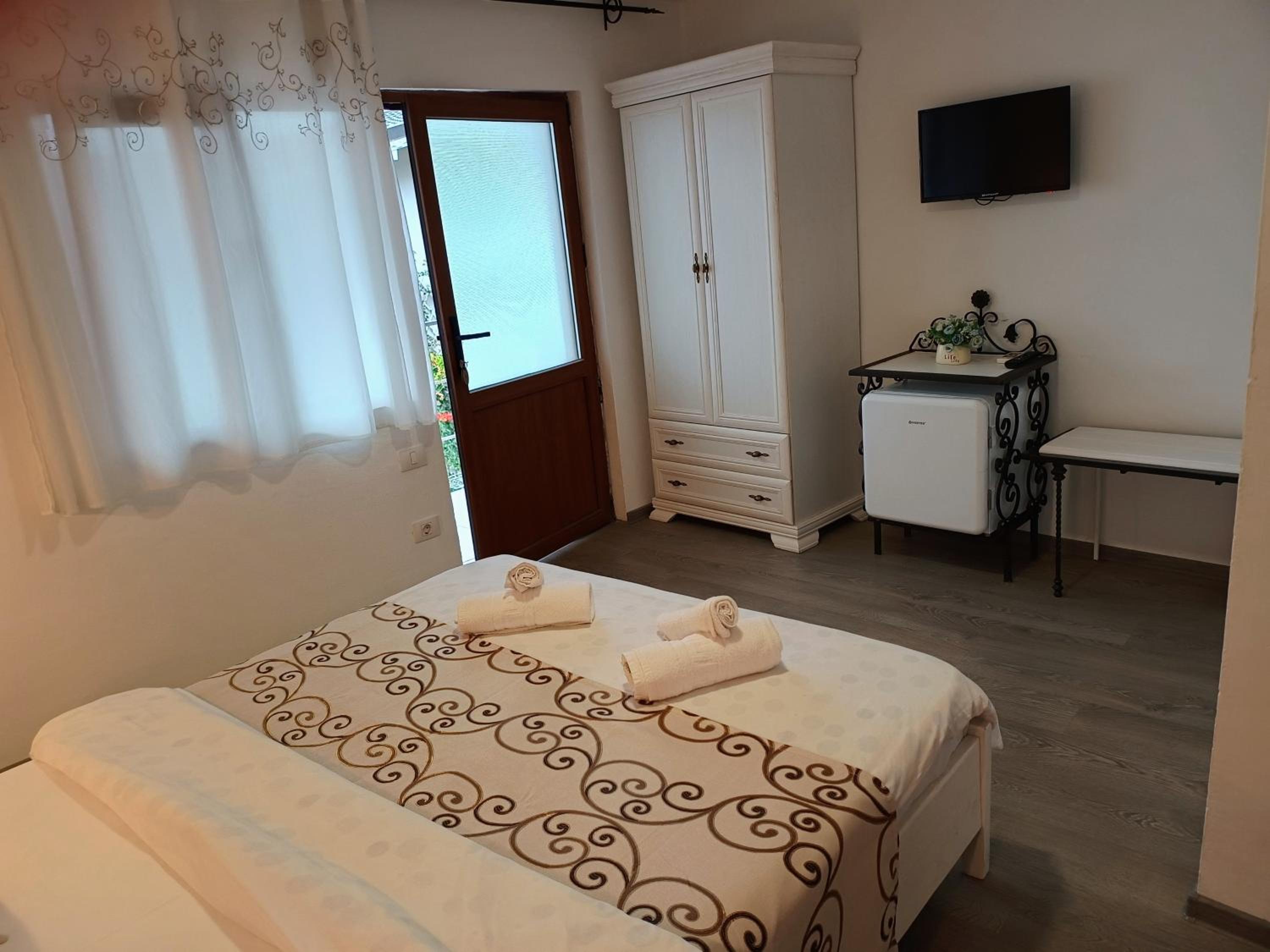 Double Room with Private Bathroom - Photo 7