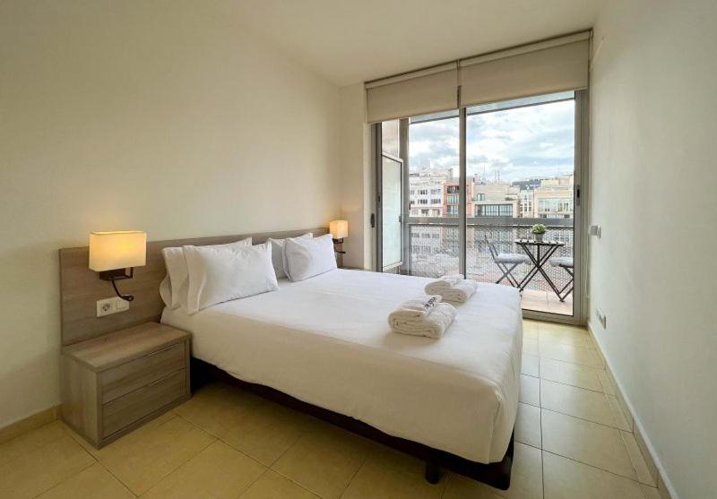 Apartamento de tres habitaciones con balcón