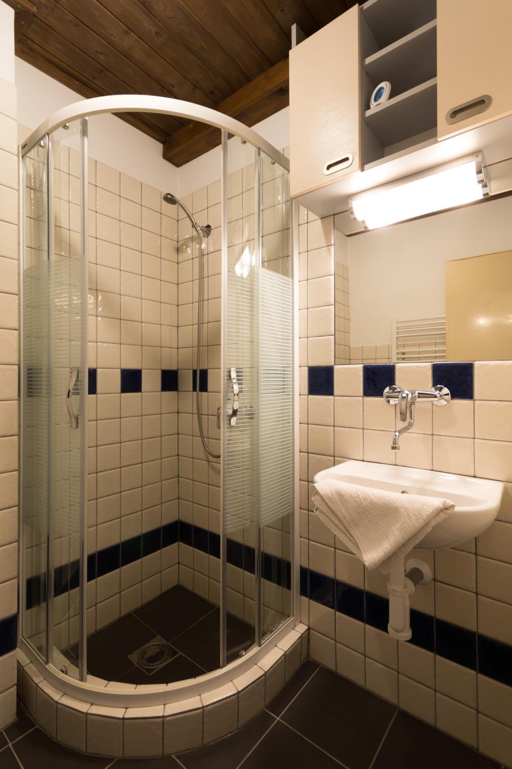 Double Room with Private Bathroom - Photo 2