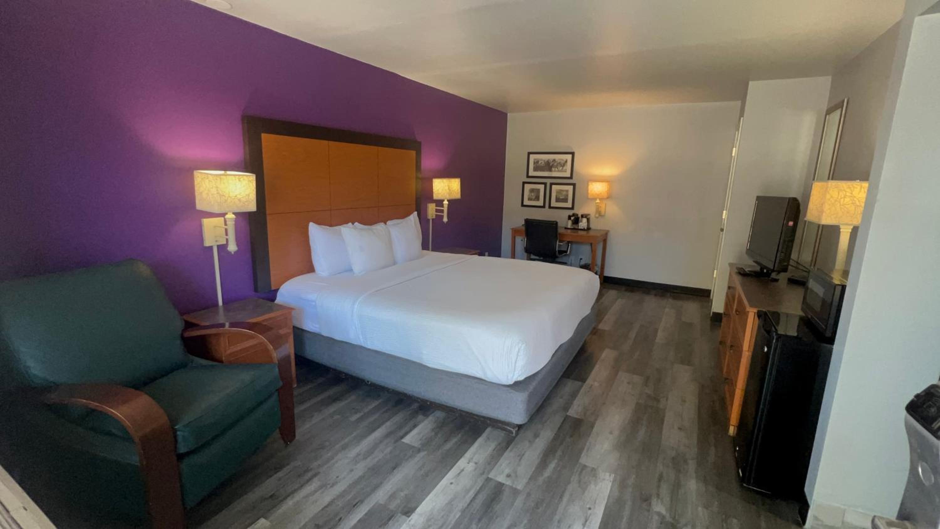 Deluxe King Room with Roll-In Shower - Mobility Accessible/Non-Smoking - Photo 1