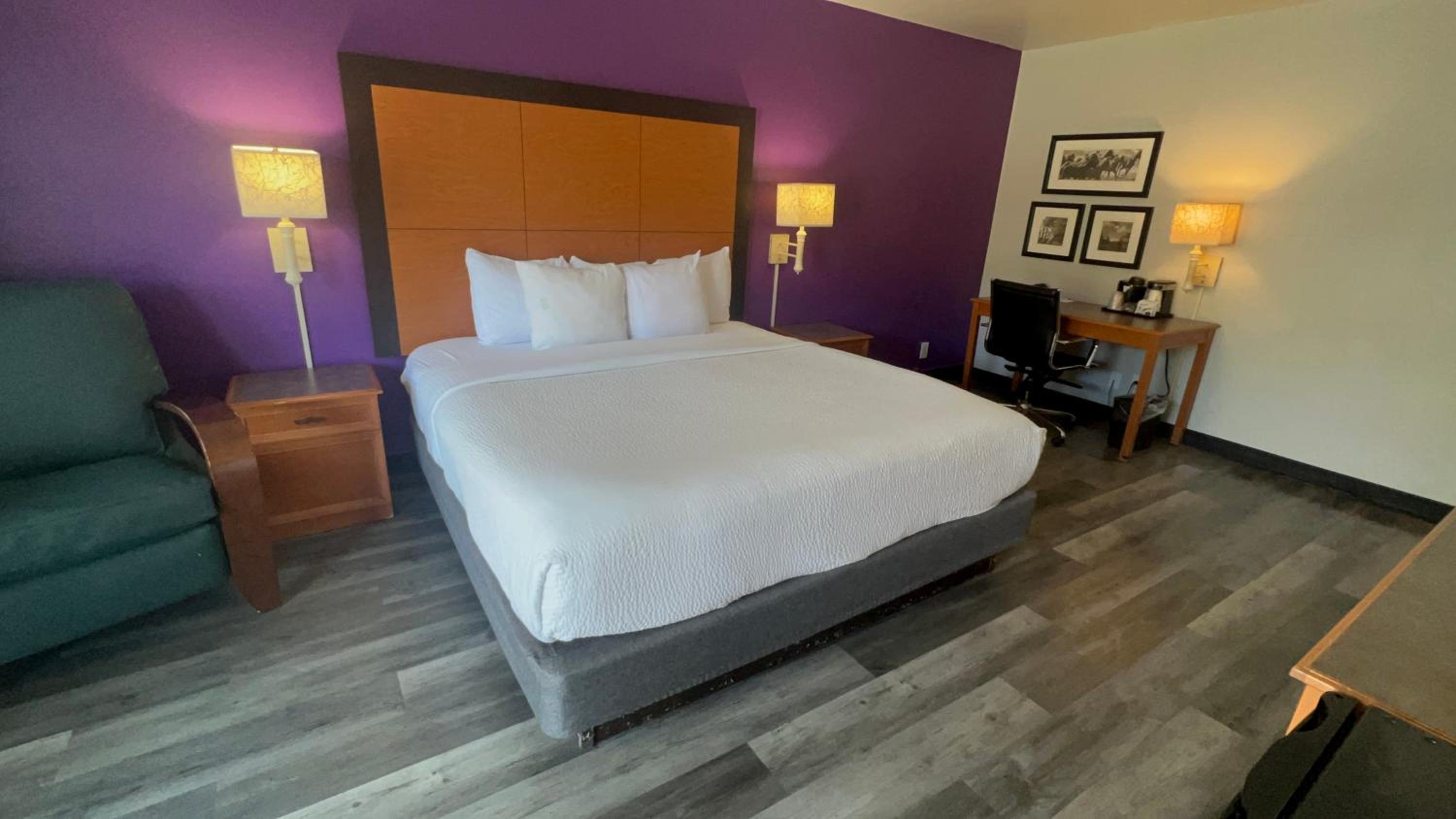 Deluxe King Room with Roll-In Shower - Mobility Accessible/Non-Smoking - Photo 2