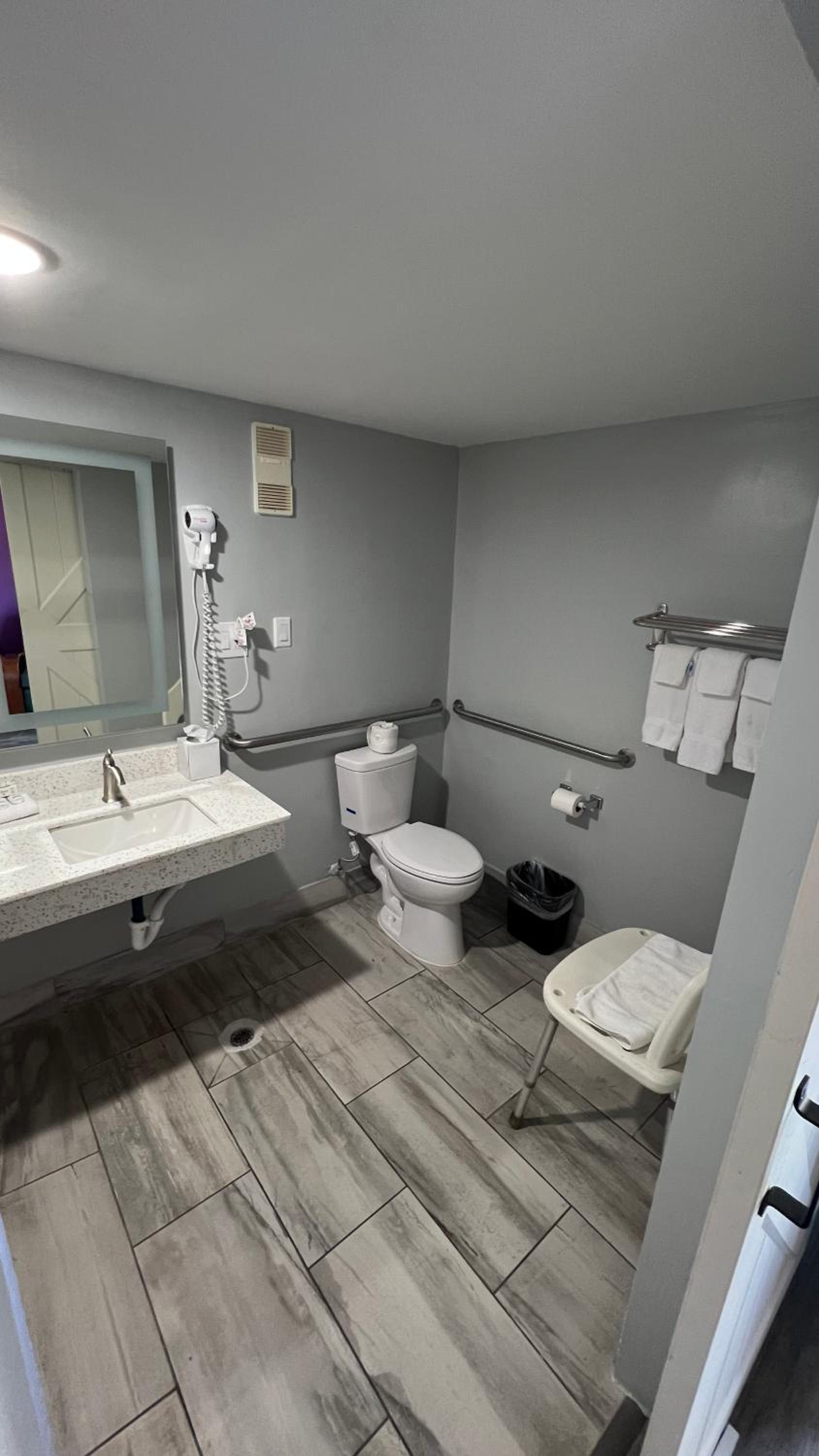 Deluxe King Room with Roll-In Shower - Mobility Accessible/Non-Smoking - Photo 4