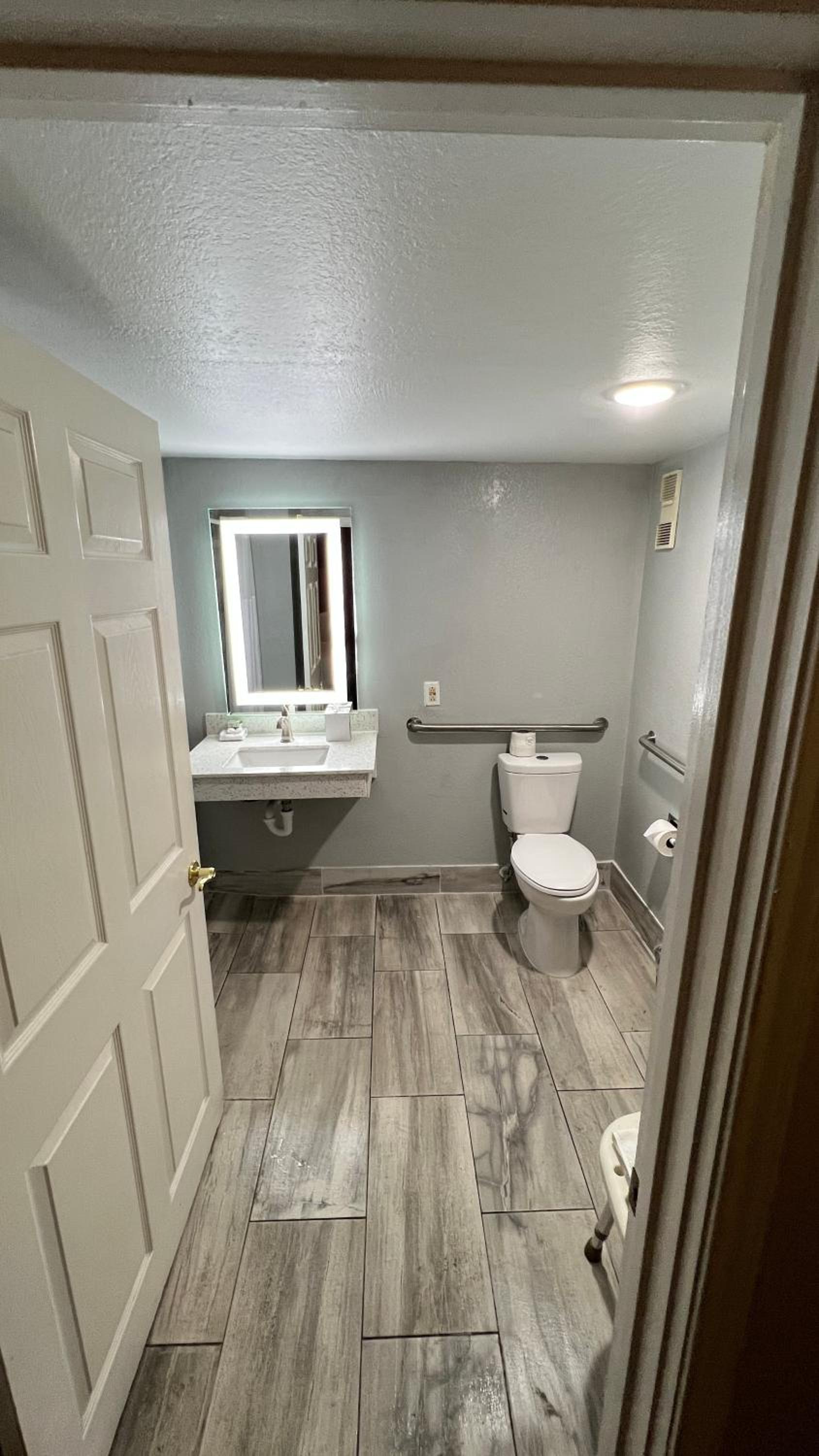 Queen Room with Two Queen Beds and Roll-In Shower - Mobility Accessible/Non-Smoking - Photo 4