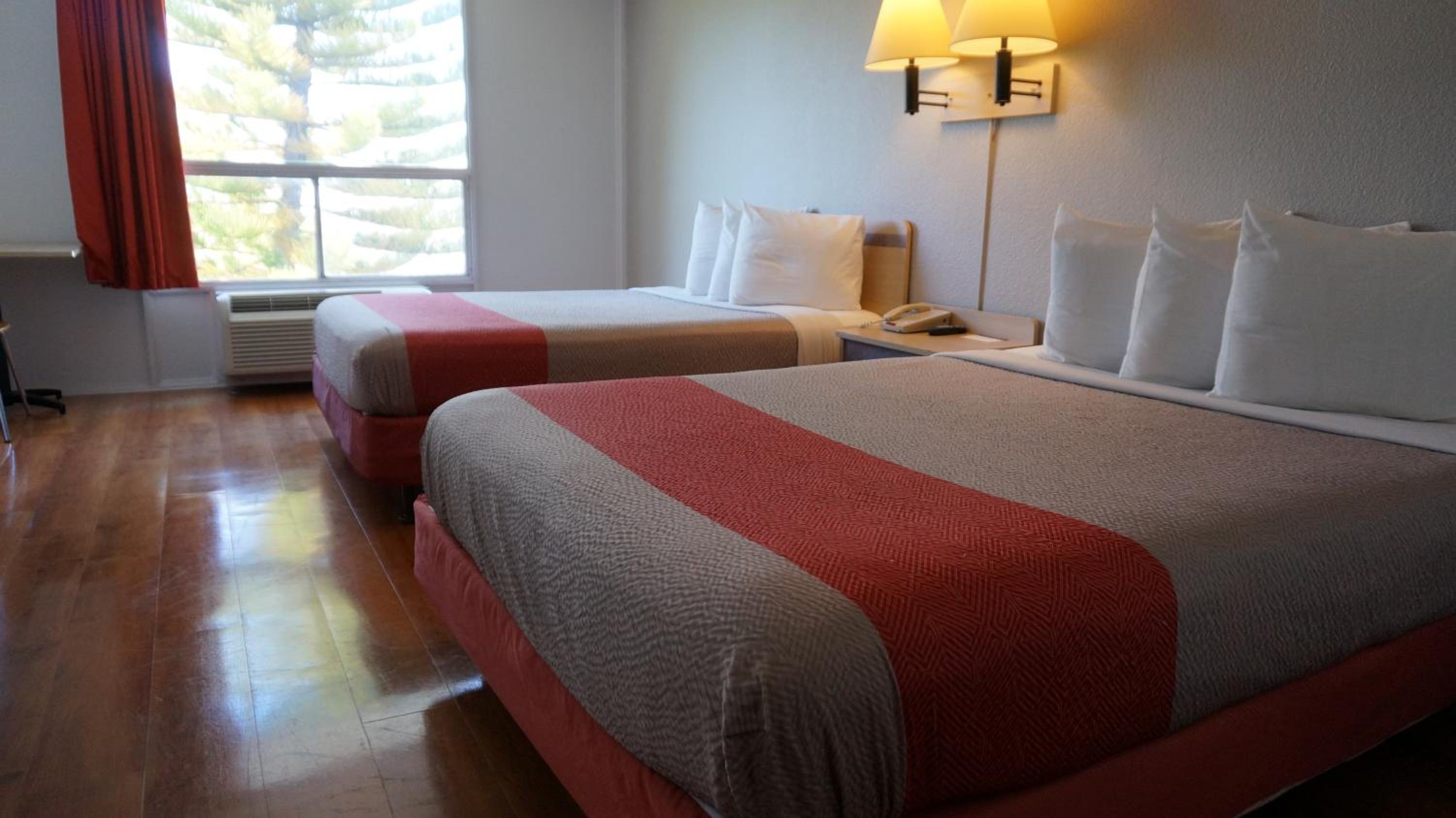 2 Queen Beds | Mini Fridge photo 3