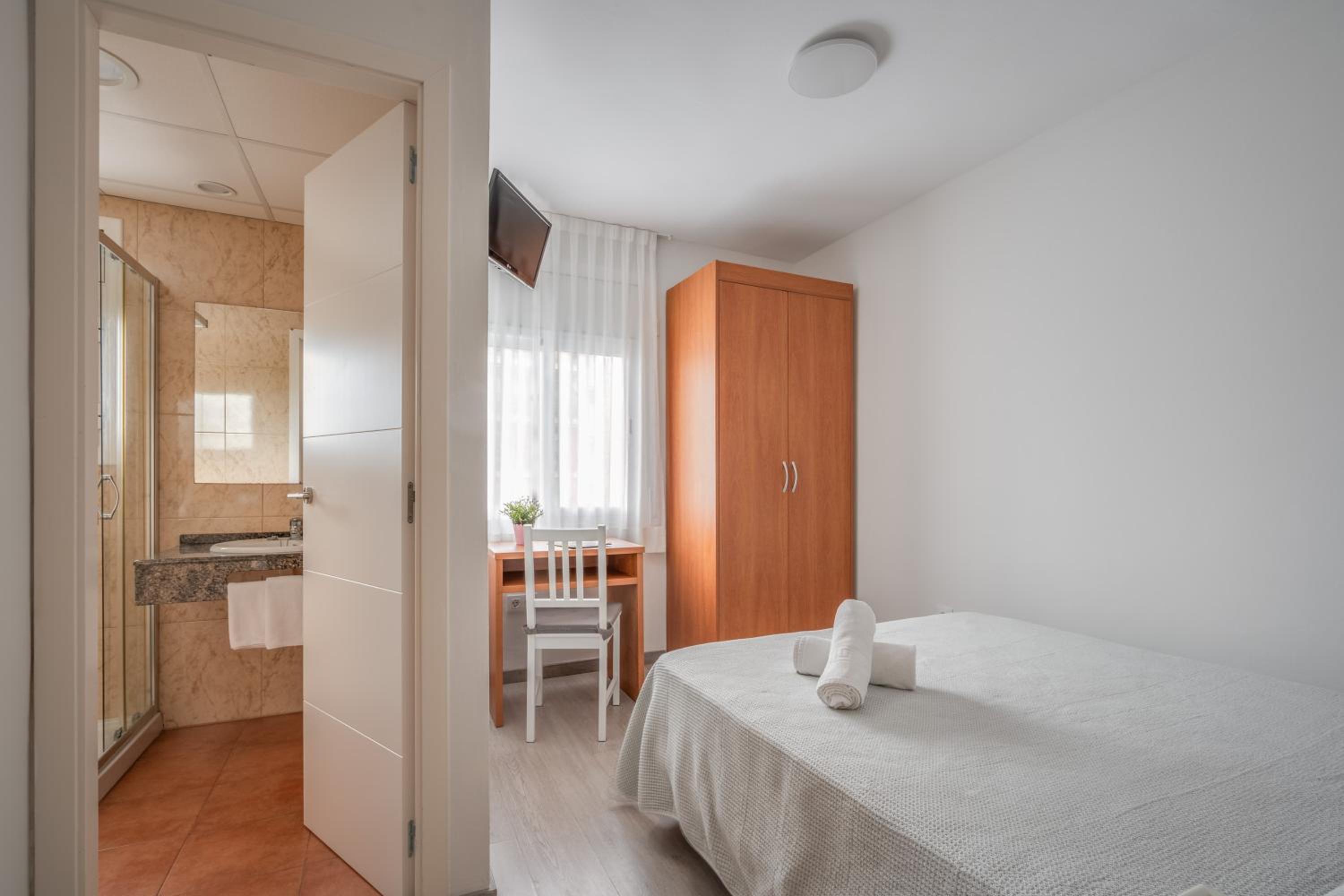 Double or Twin Room - Photo 6