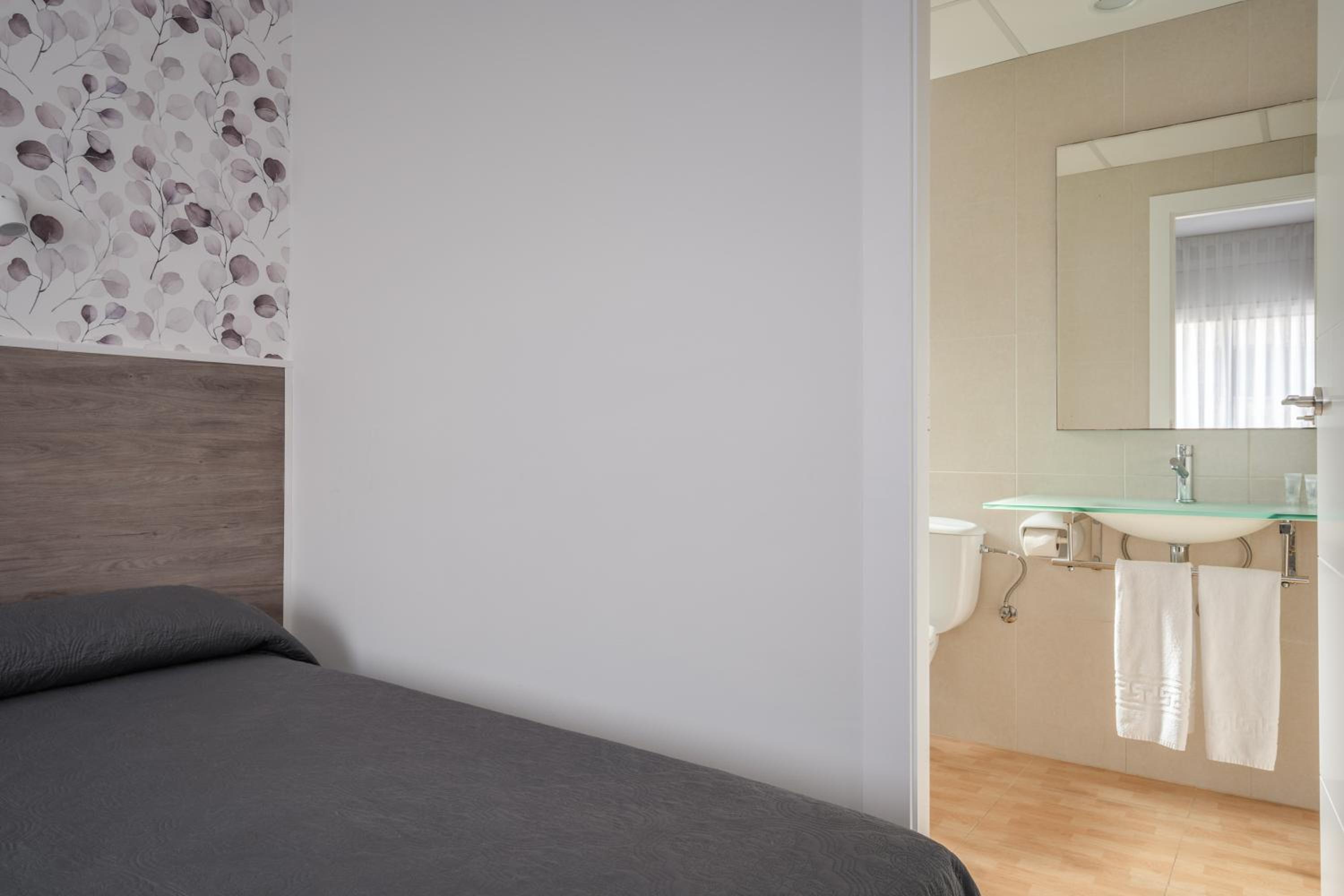 Double or Twin Room - Photo 5