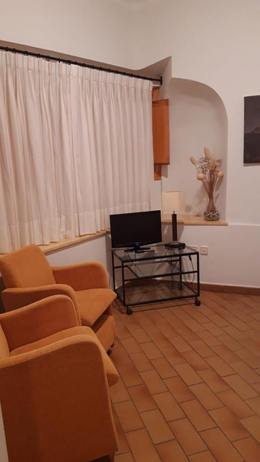 Family Room with Private Bathroom photo 2