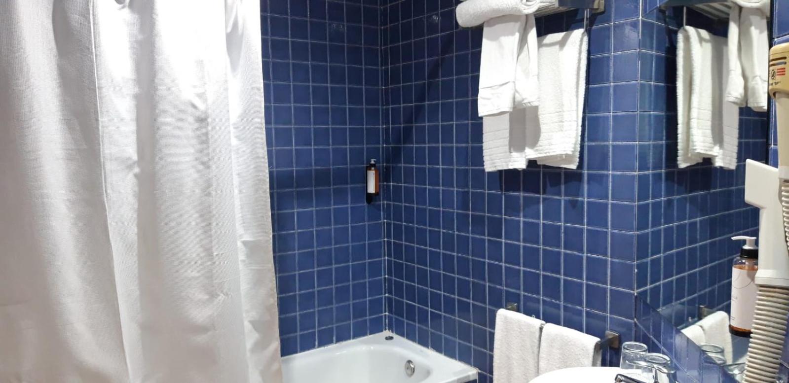 Family Room with Private Bathroom photo 3