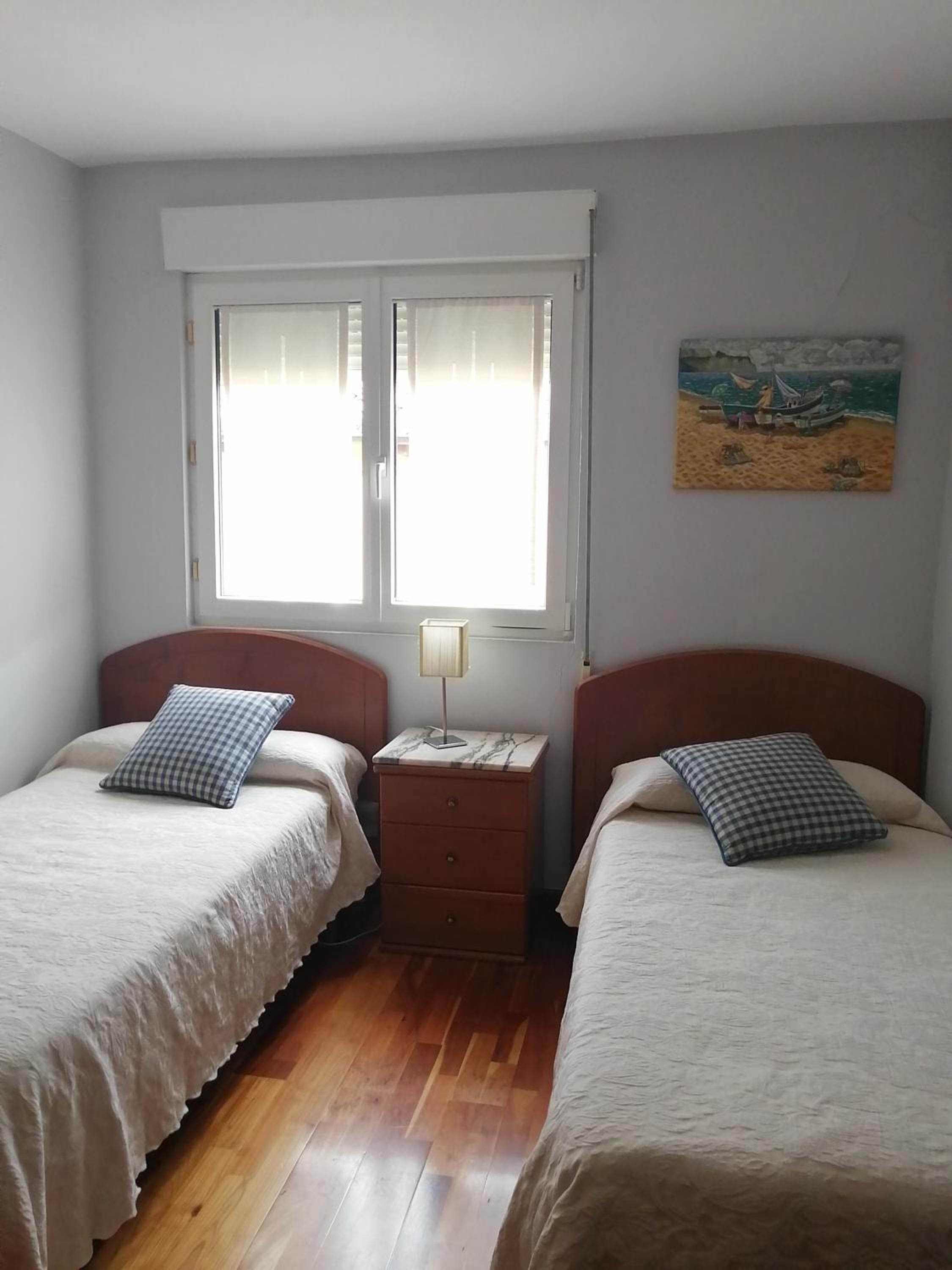 Five-Bedroom House - Photo 4