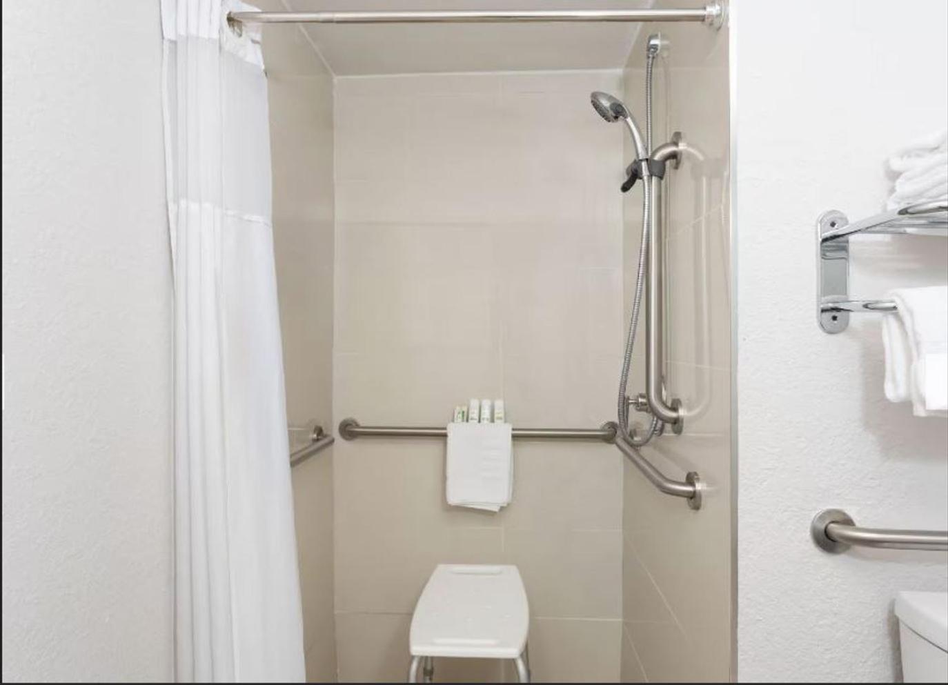 King Room with Mobility/Hearing Access and Roll-In Shower, Non-Smoking photo 3