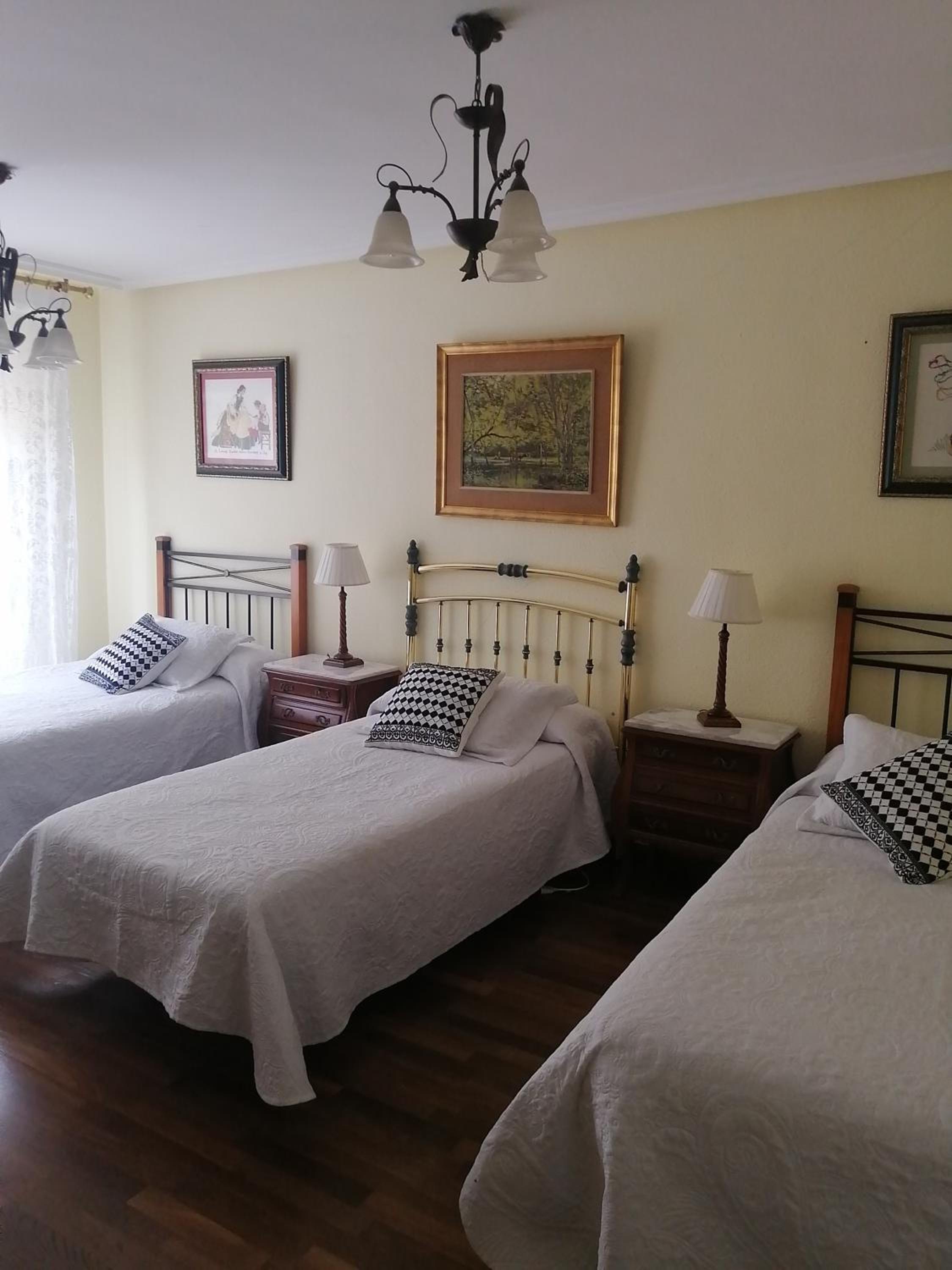 Five-Bedroom House - Photo 10