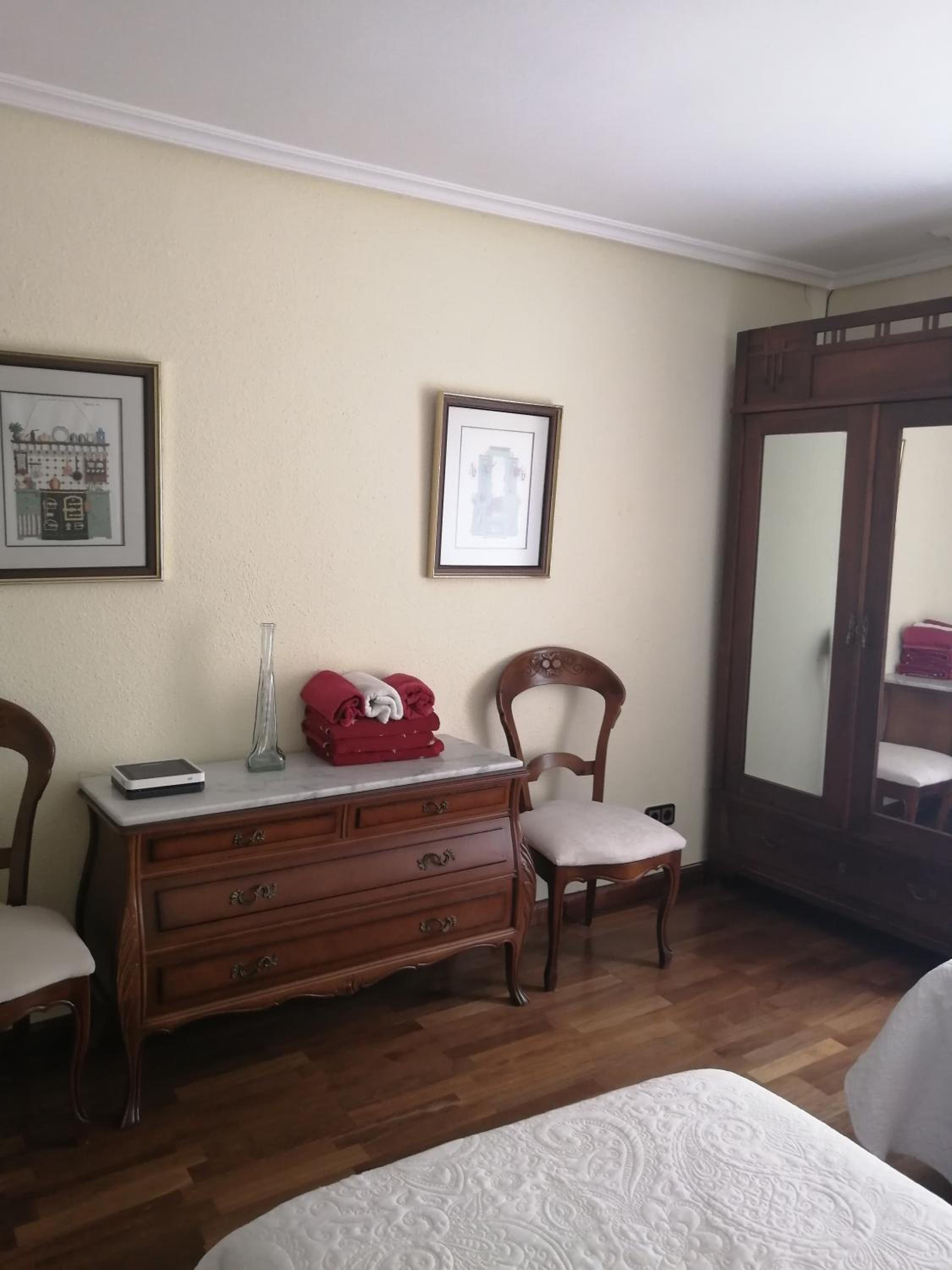Five-Bedroom House - Photo 12