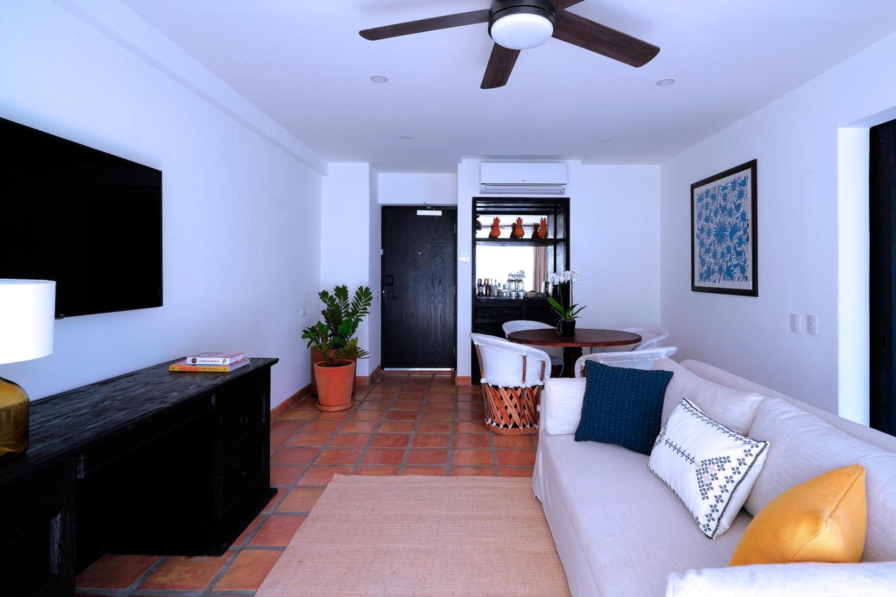 Tropicana King Suite - Photo 5