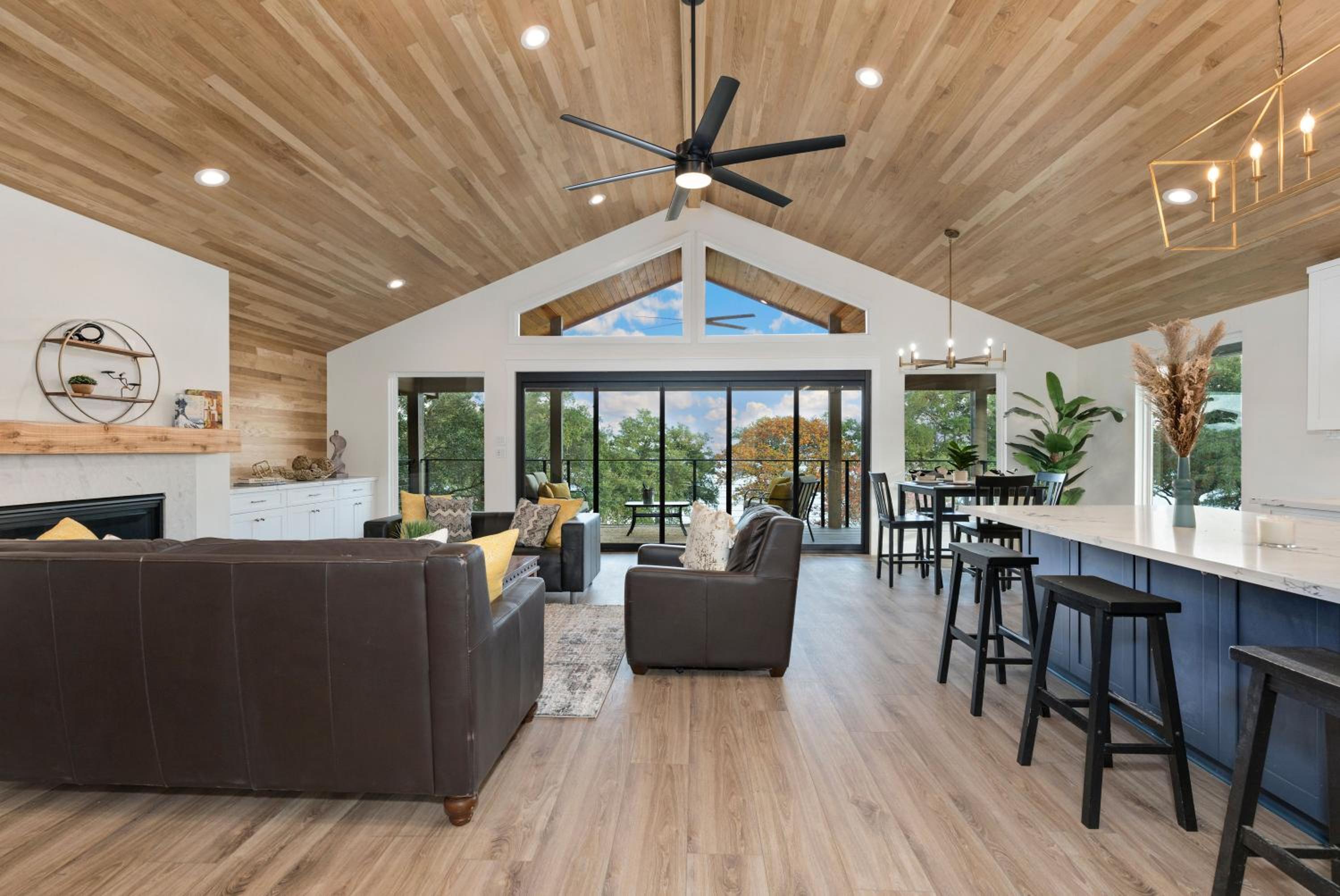 Five-Bedroom House photo 3