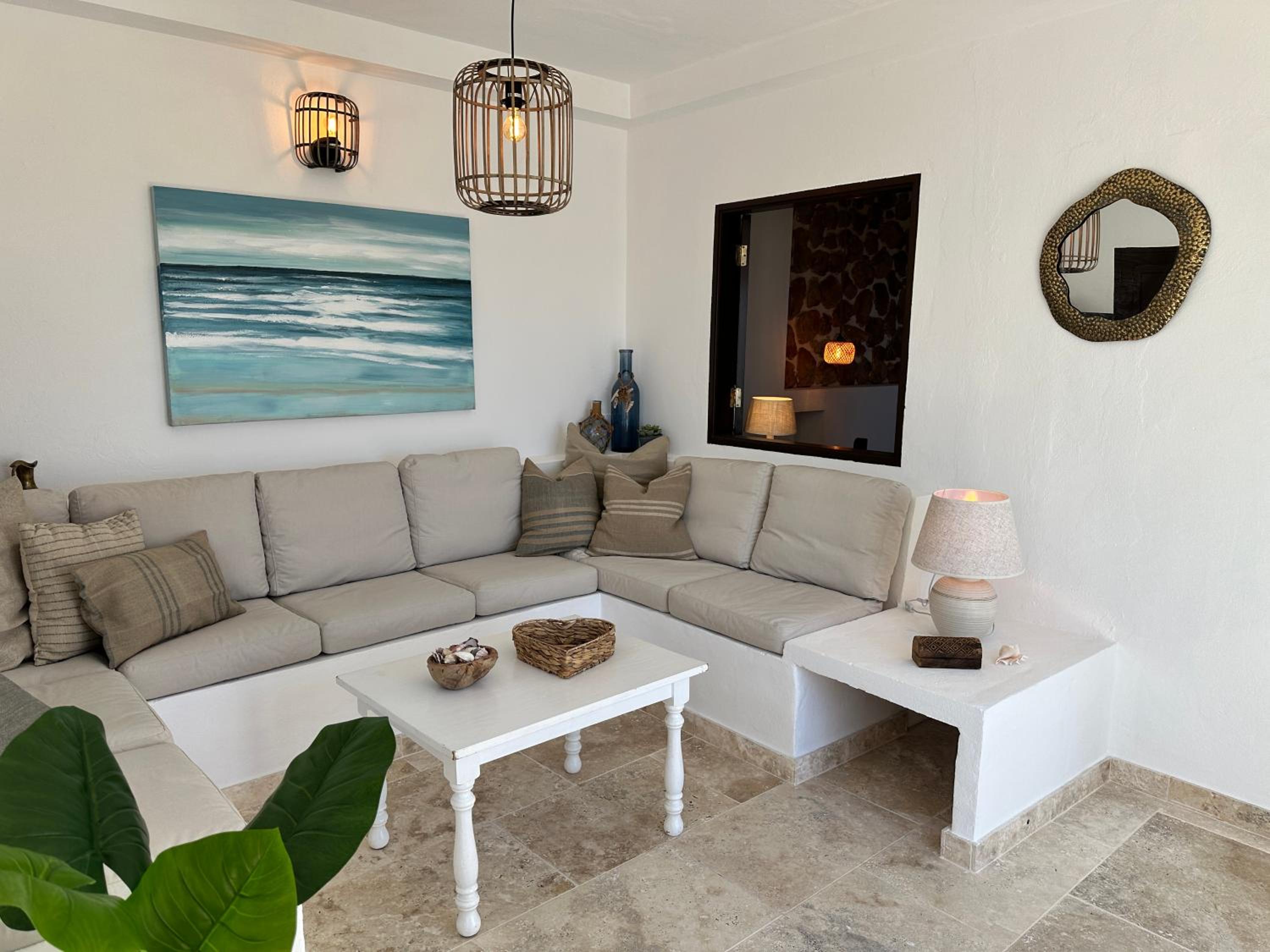 Apartamento de dos habitaciones con balcón y vista al mar