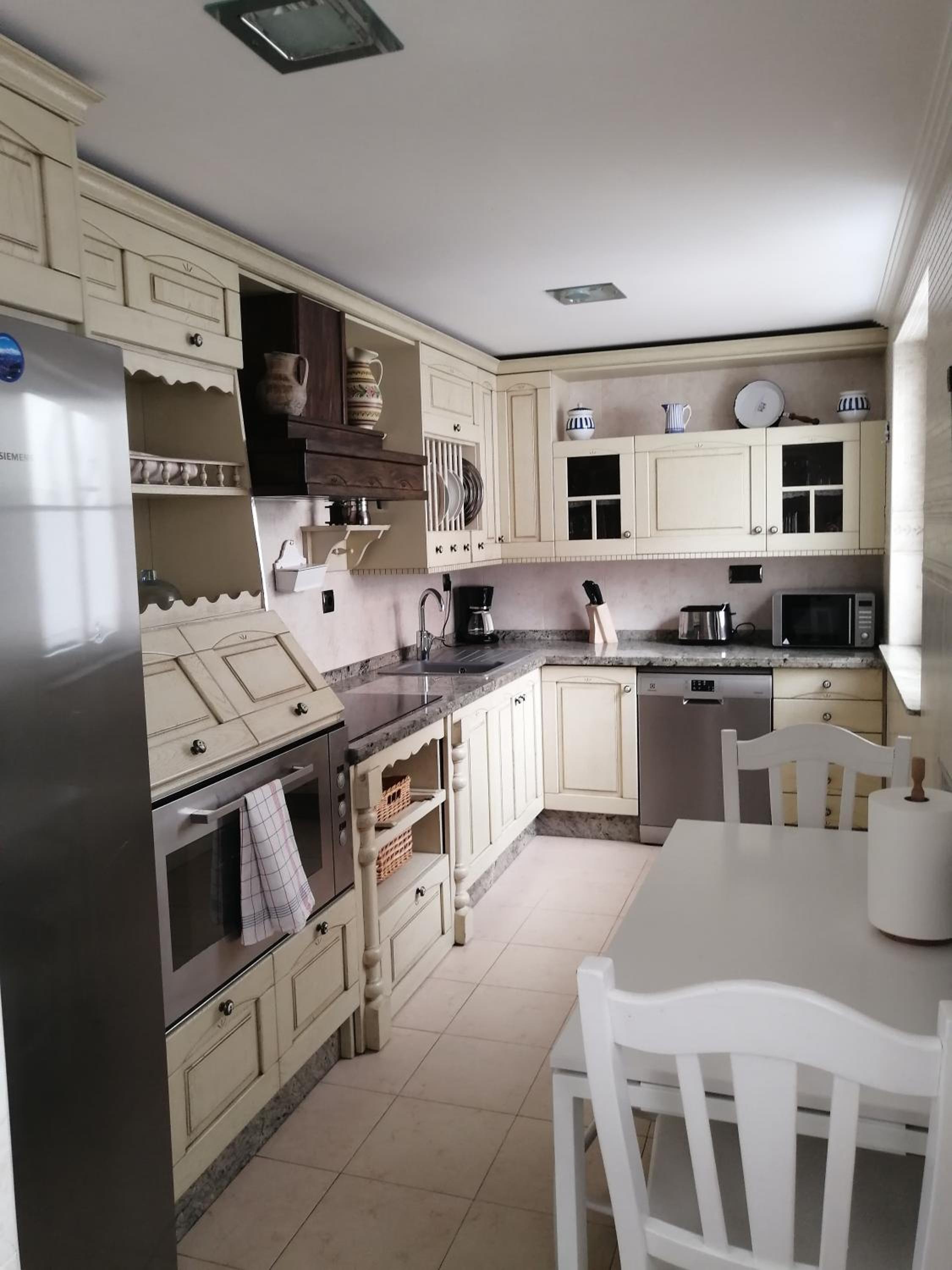 Five-Bedroom House - Photo 16