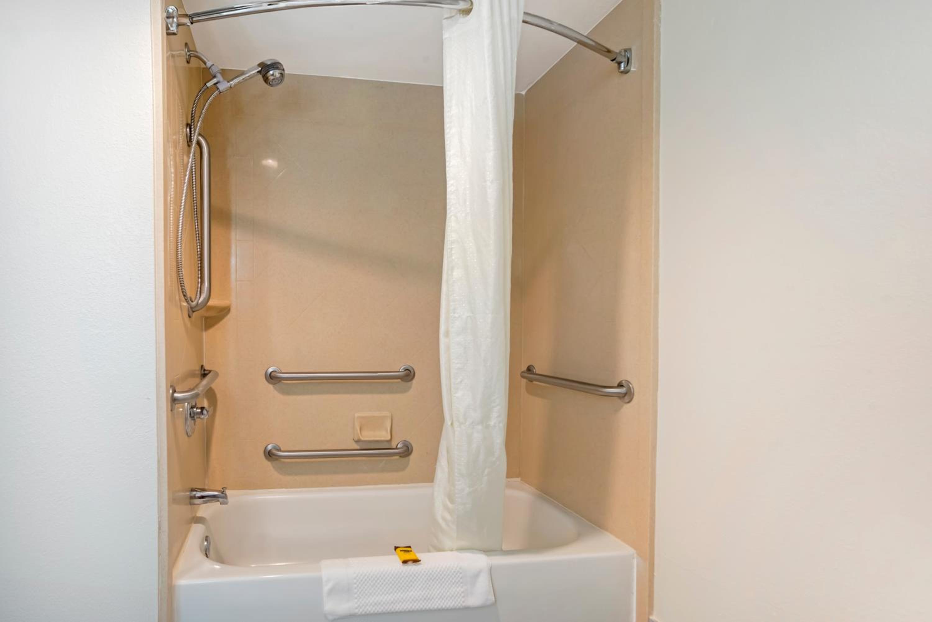 King Suite with Spa Bath - Non-Smoking - Photo 3