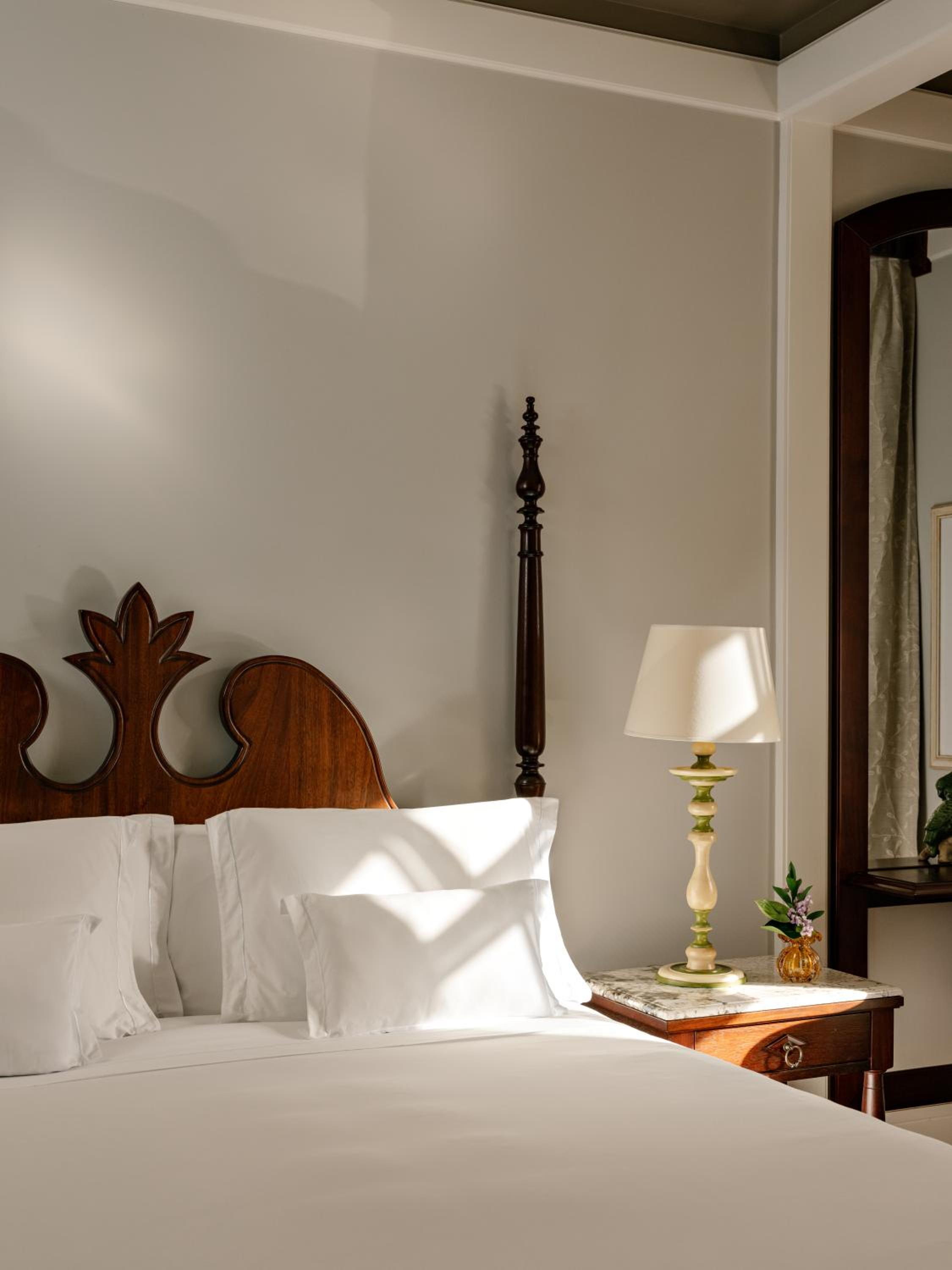 Deluxe Room - Photo 5
