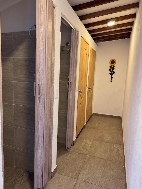 Standard Twin Room with Shared Bathroom photo 2