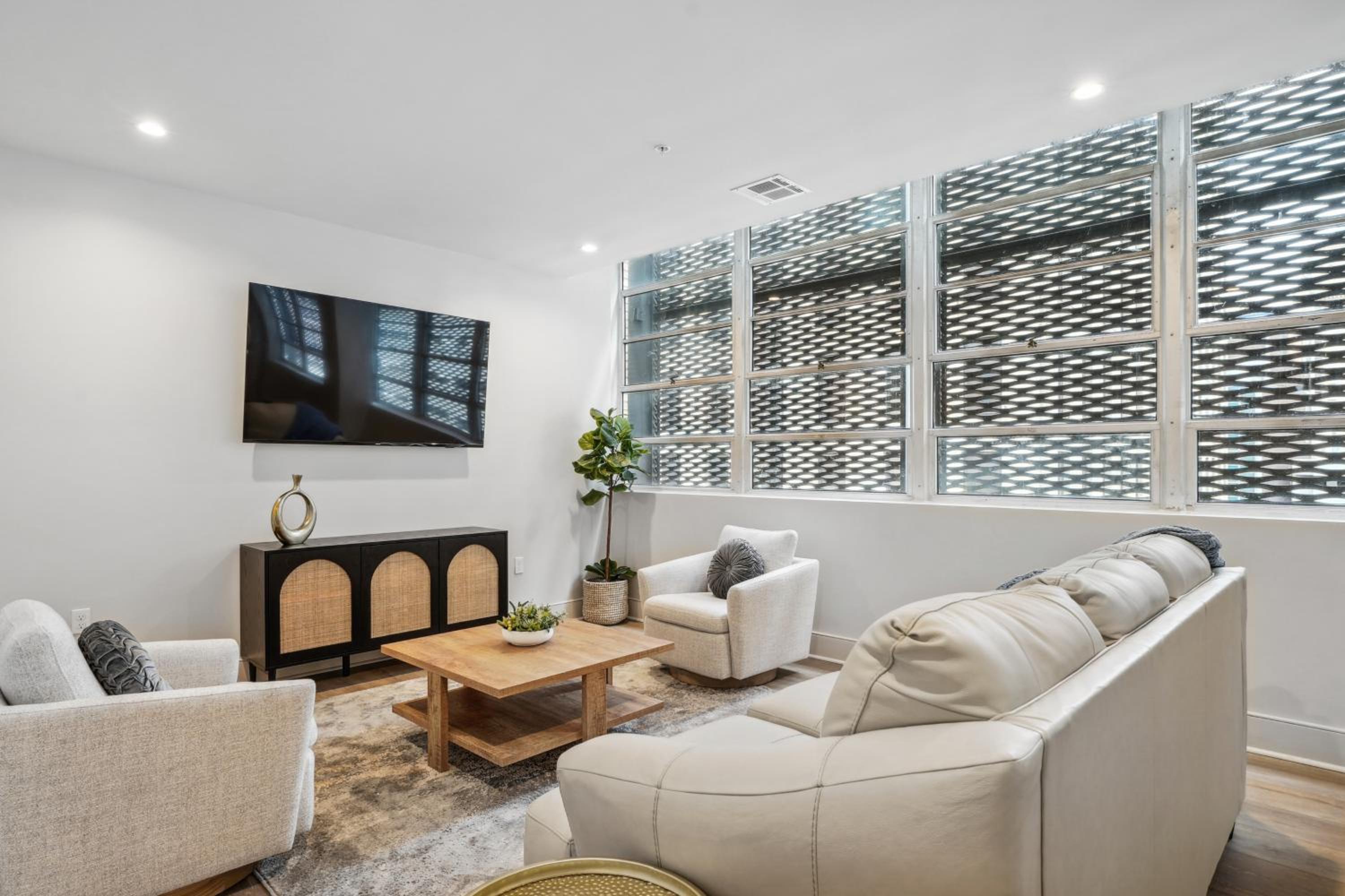 Five-Bedroom Deluxe Apartment