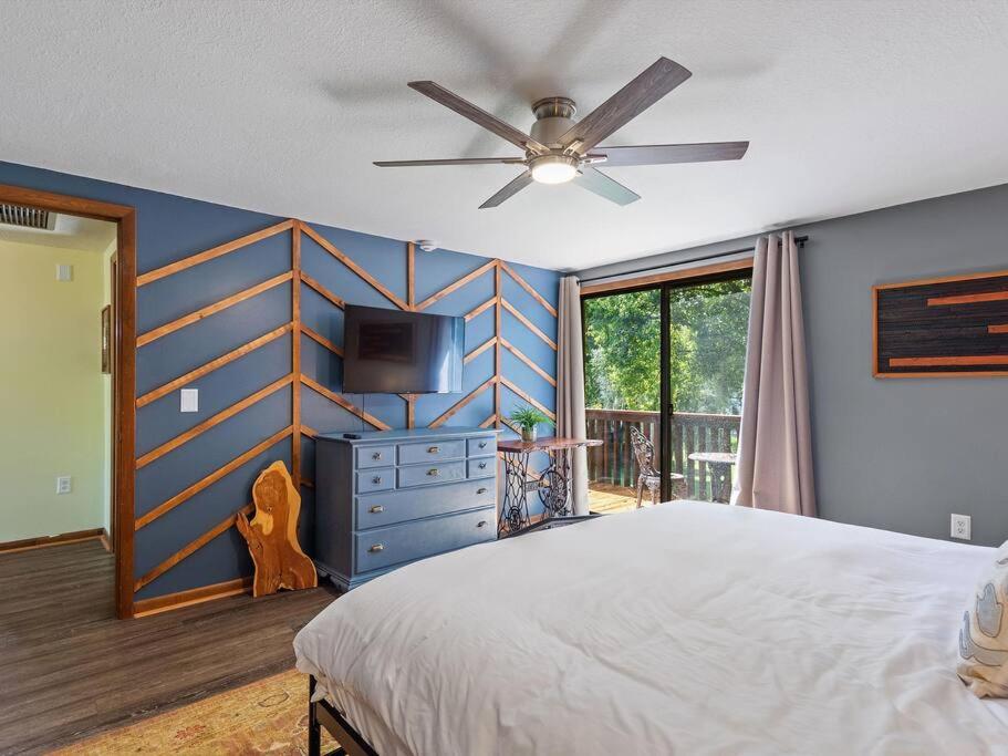 Three-Bedroom House photo 2