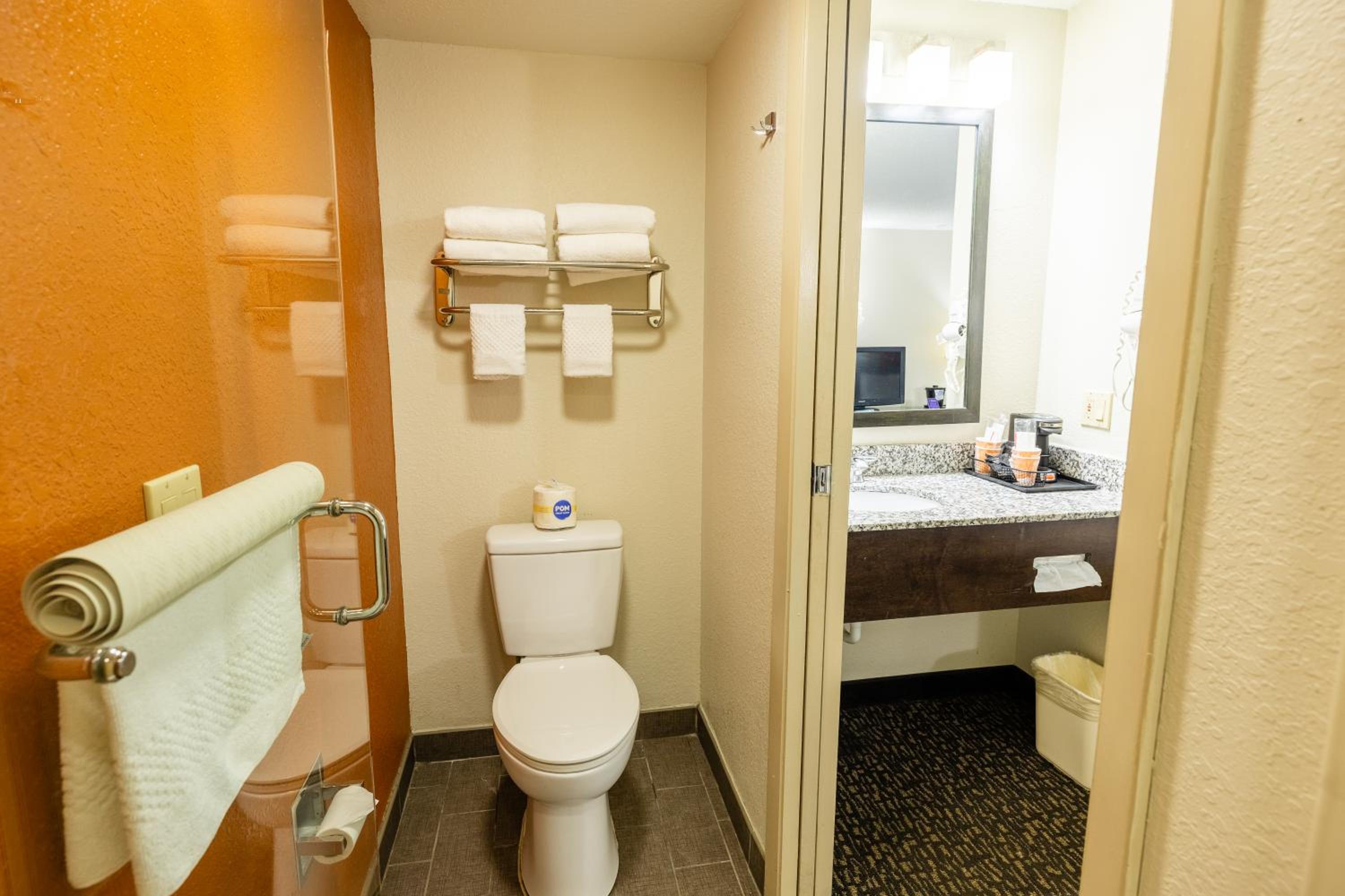 Double Room - Non-Smoking  - Photo 14
