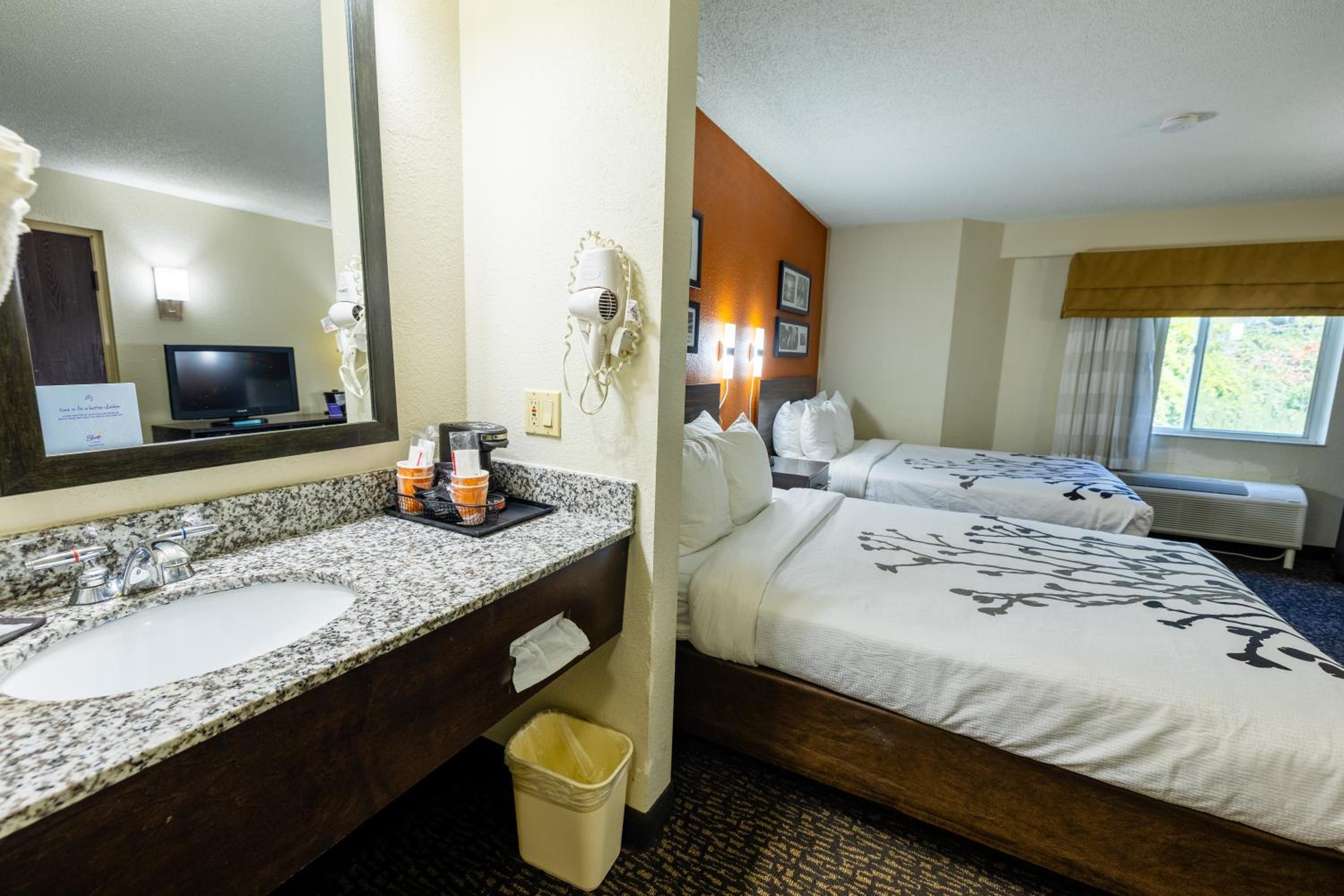 Double Room - Non-Smoking  - Photo 9