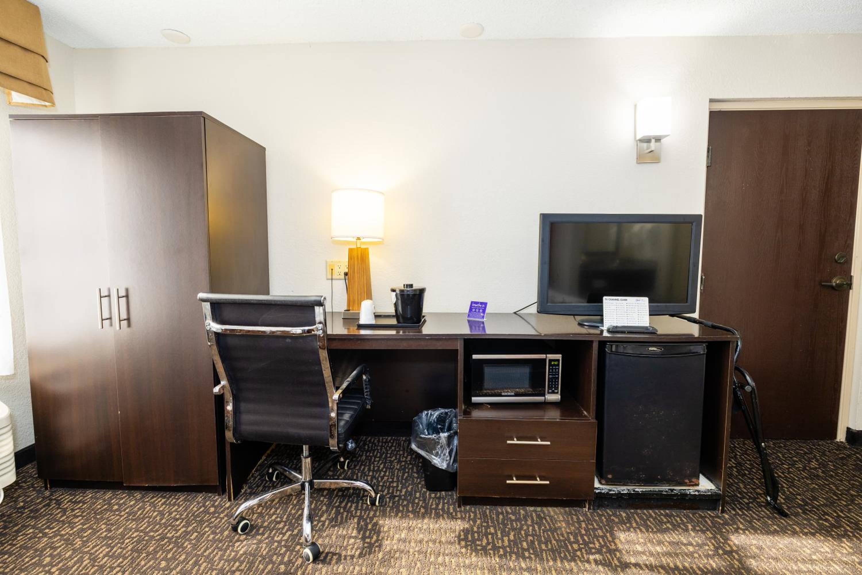 Double Room - Non-Smoking  - Photo 8