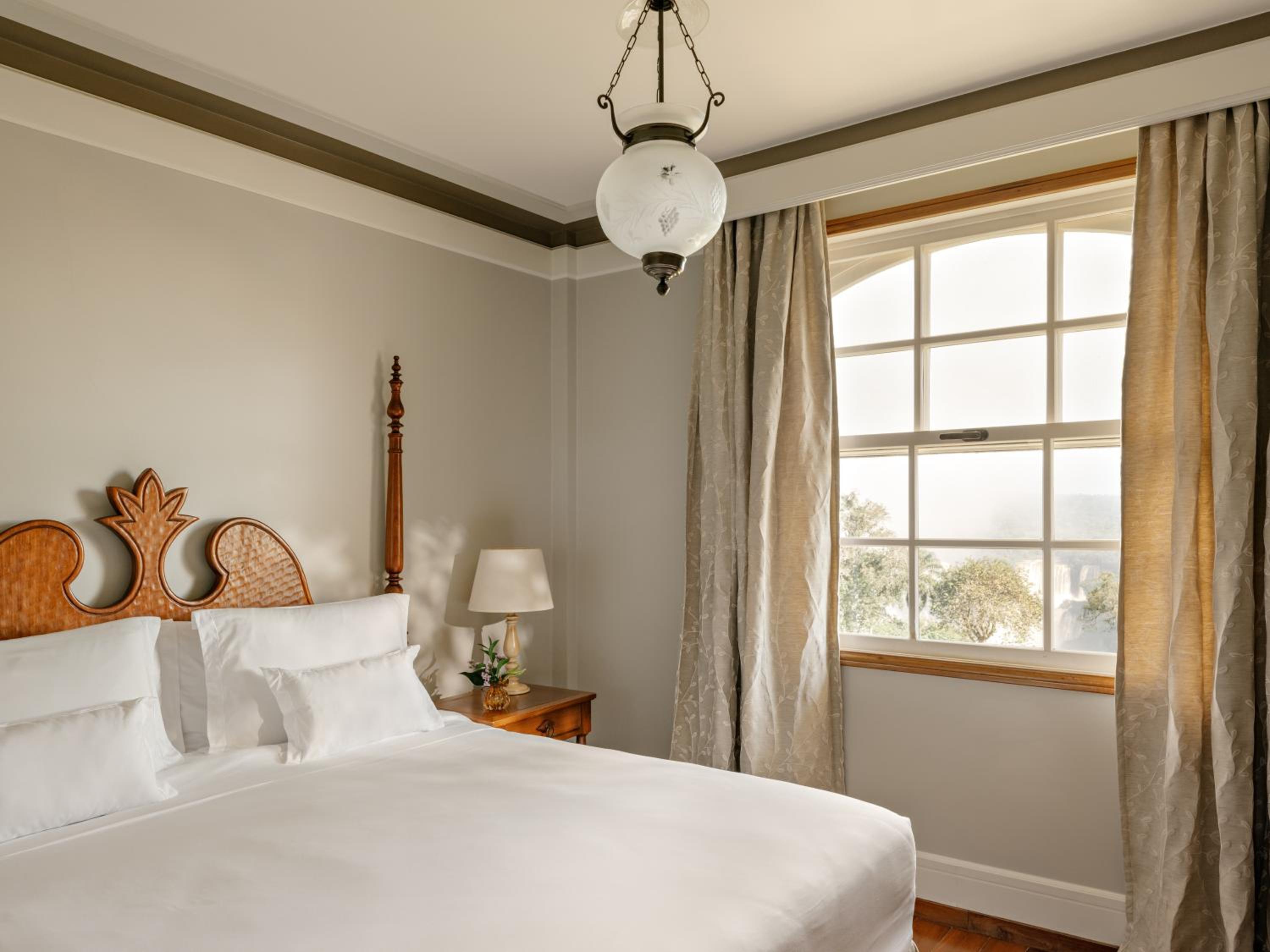 Deluxe Room with View of the Falls Twin Bed - Photo 3