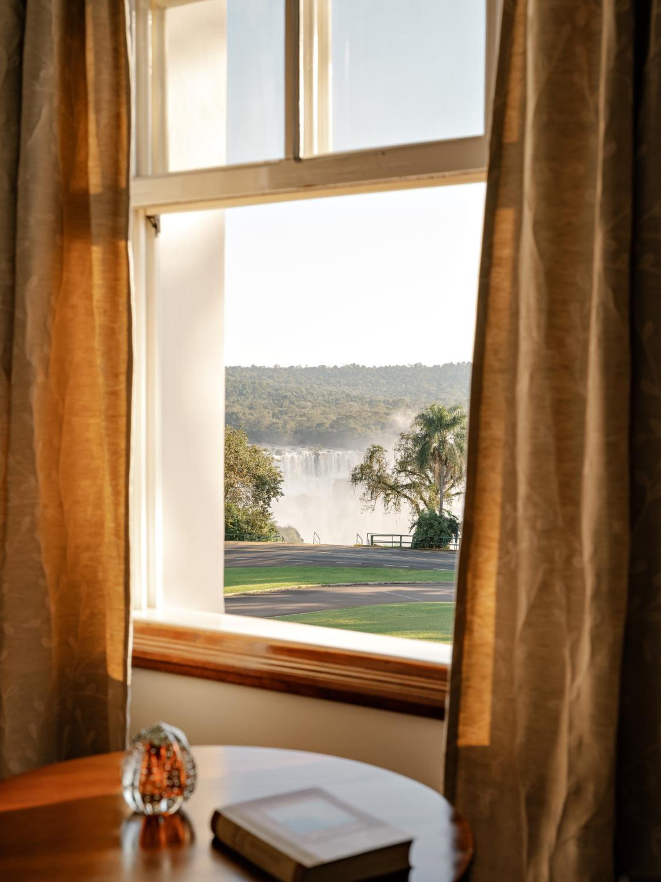 Deluxe Room with View of the Falls Twin Bed - Photo 2