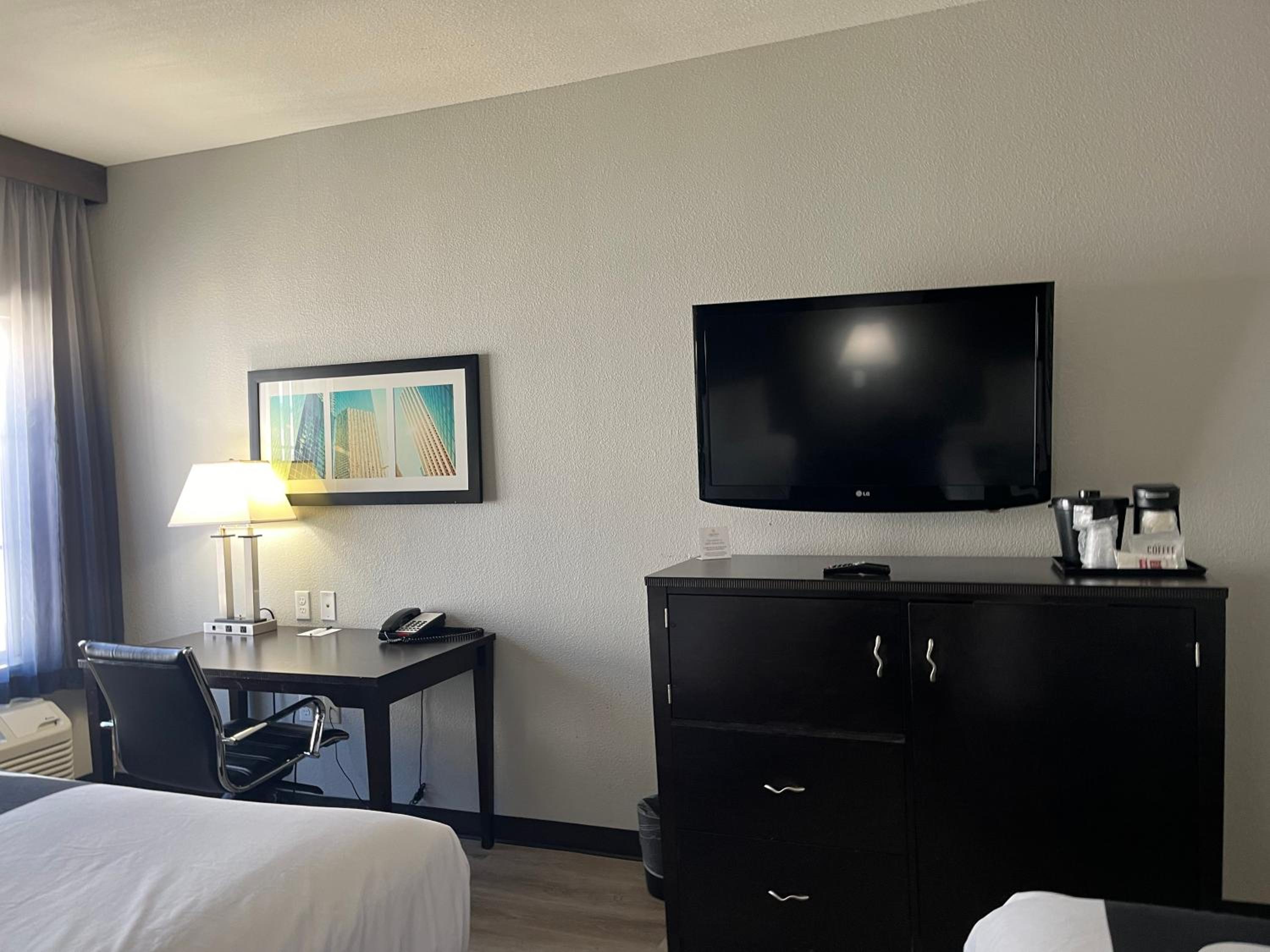Queen Room with Two Queen Beds - Photo 7