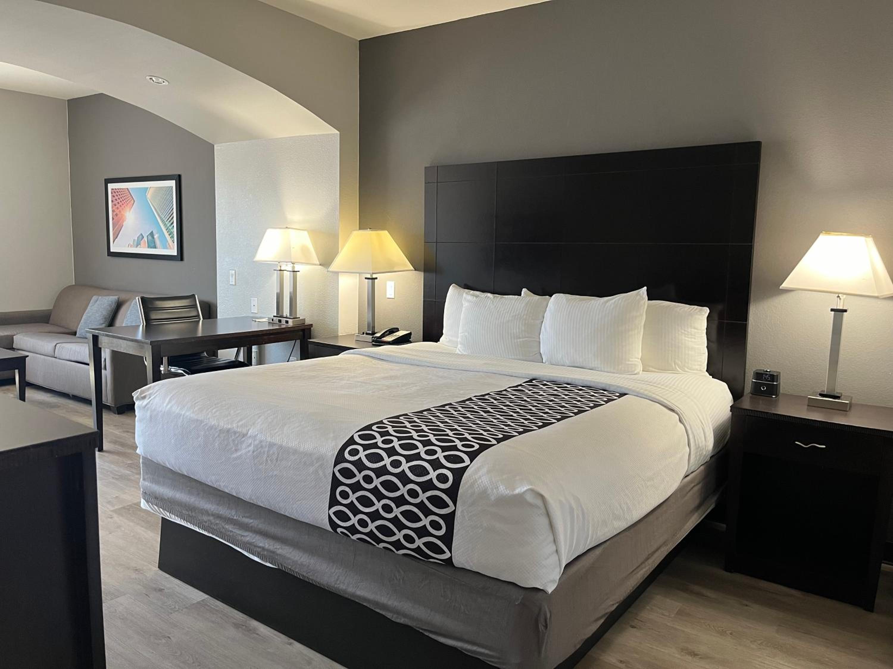 King Room with Sofa Bed - Photo 5