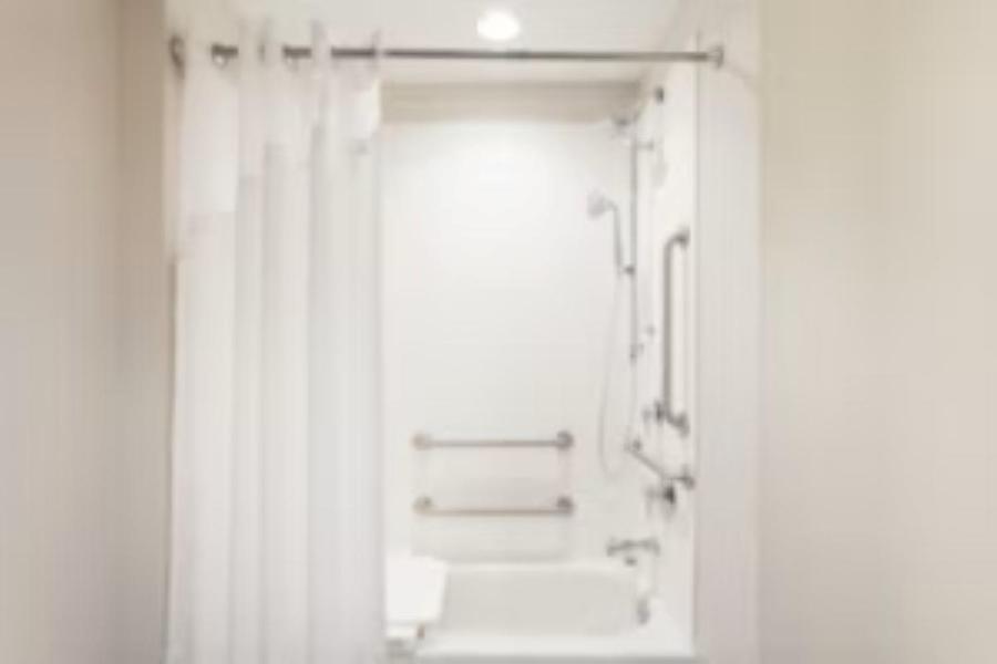 Standard Queen Room with Tub - Mobility Accessible - Photo 3