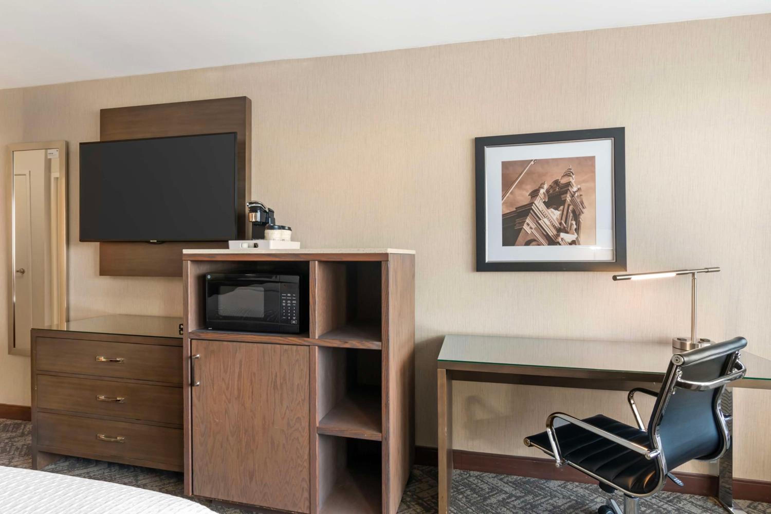 King Room with Roll-In Shower - Disability Access - Photo 2