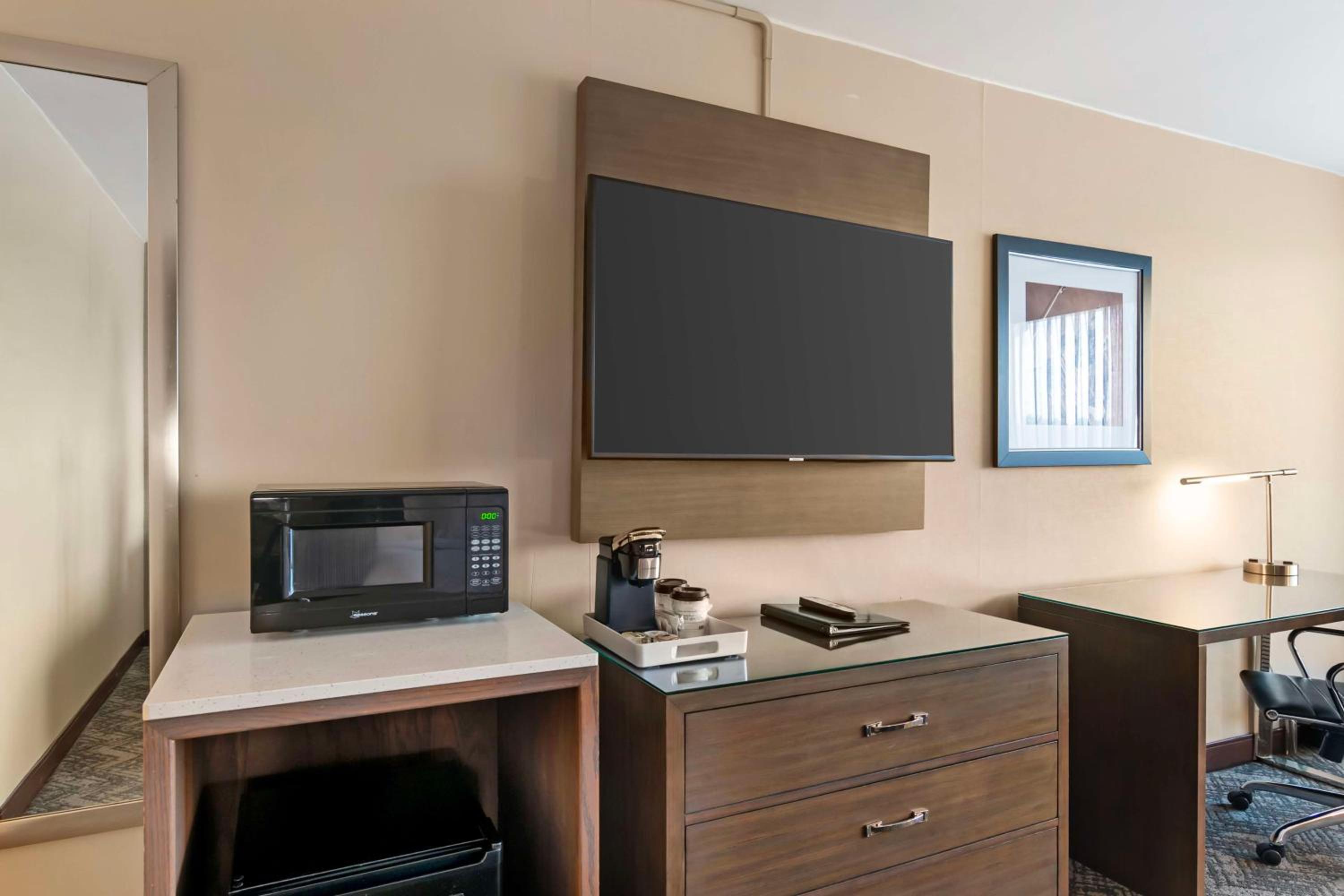 King Room with Bath Tub - Mobility Accessible - Photo 2