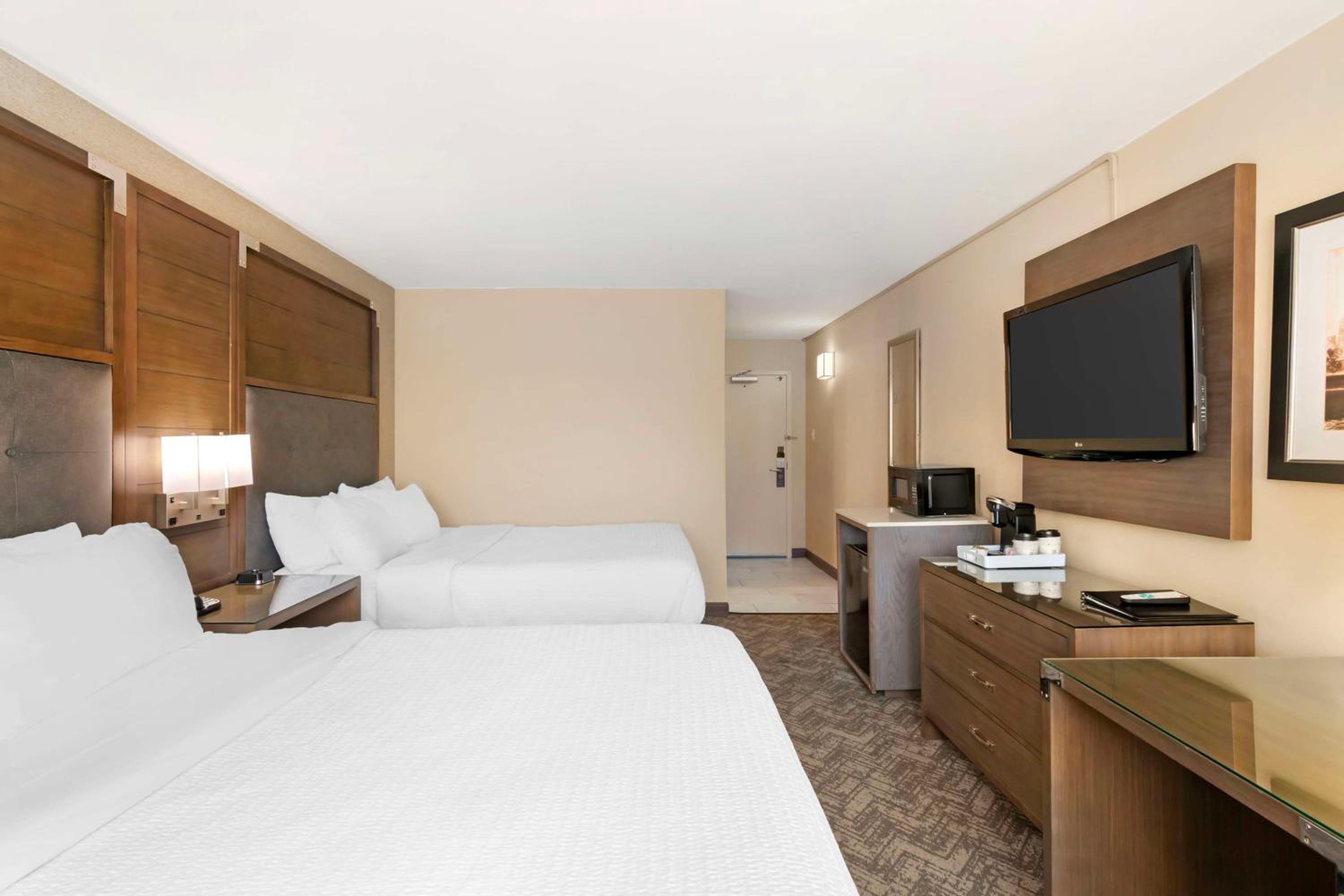 Queen Room with Two Queen Beds and Bath Tub - Disability Access - Photo 4