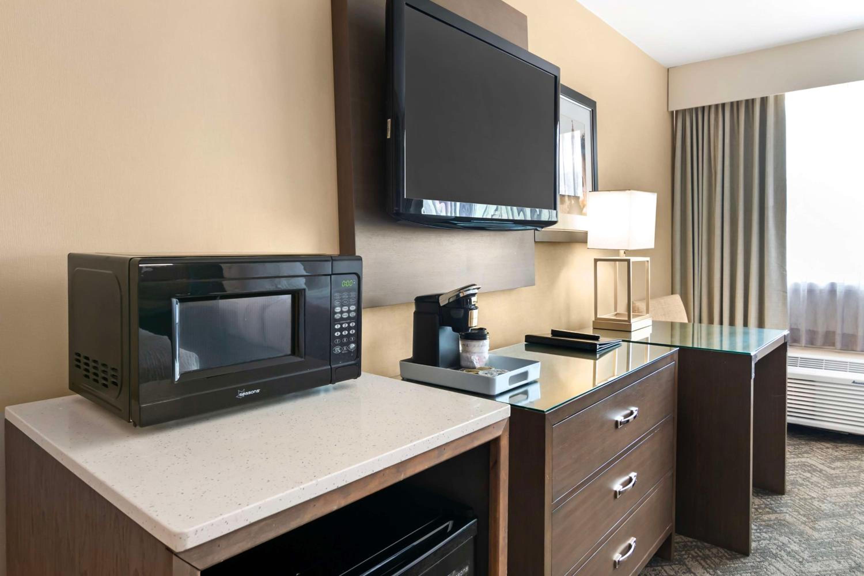 Queen Room with Two Queen Beds and Bath Tub - Disability Access - Photo 3