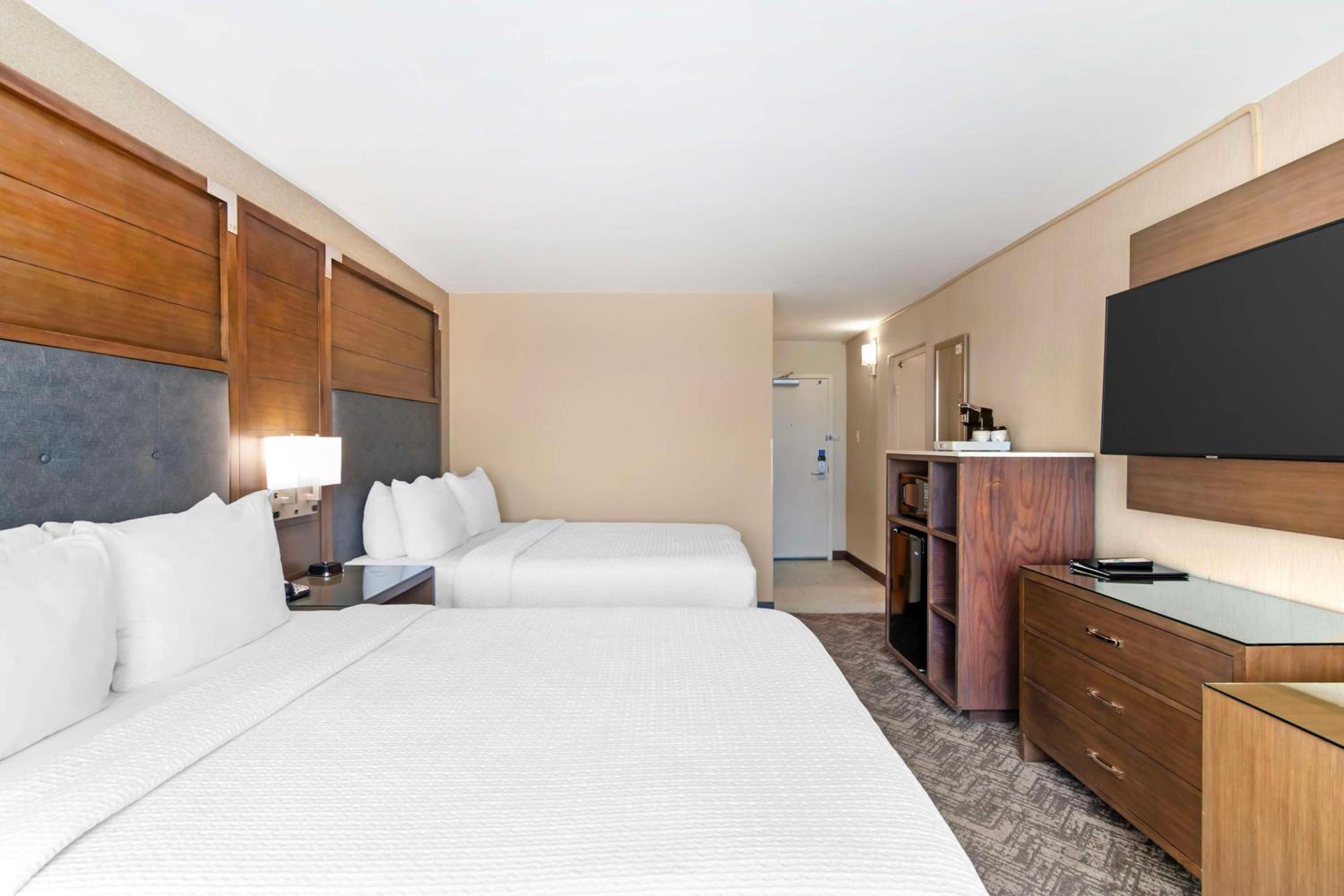 Queen Room with Two Queen Beds and Stadium View - Non-Smoking - Photo 4