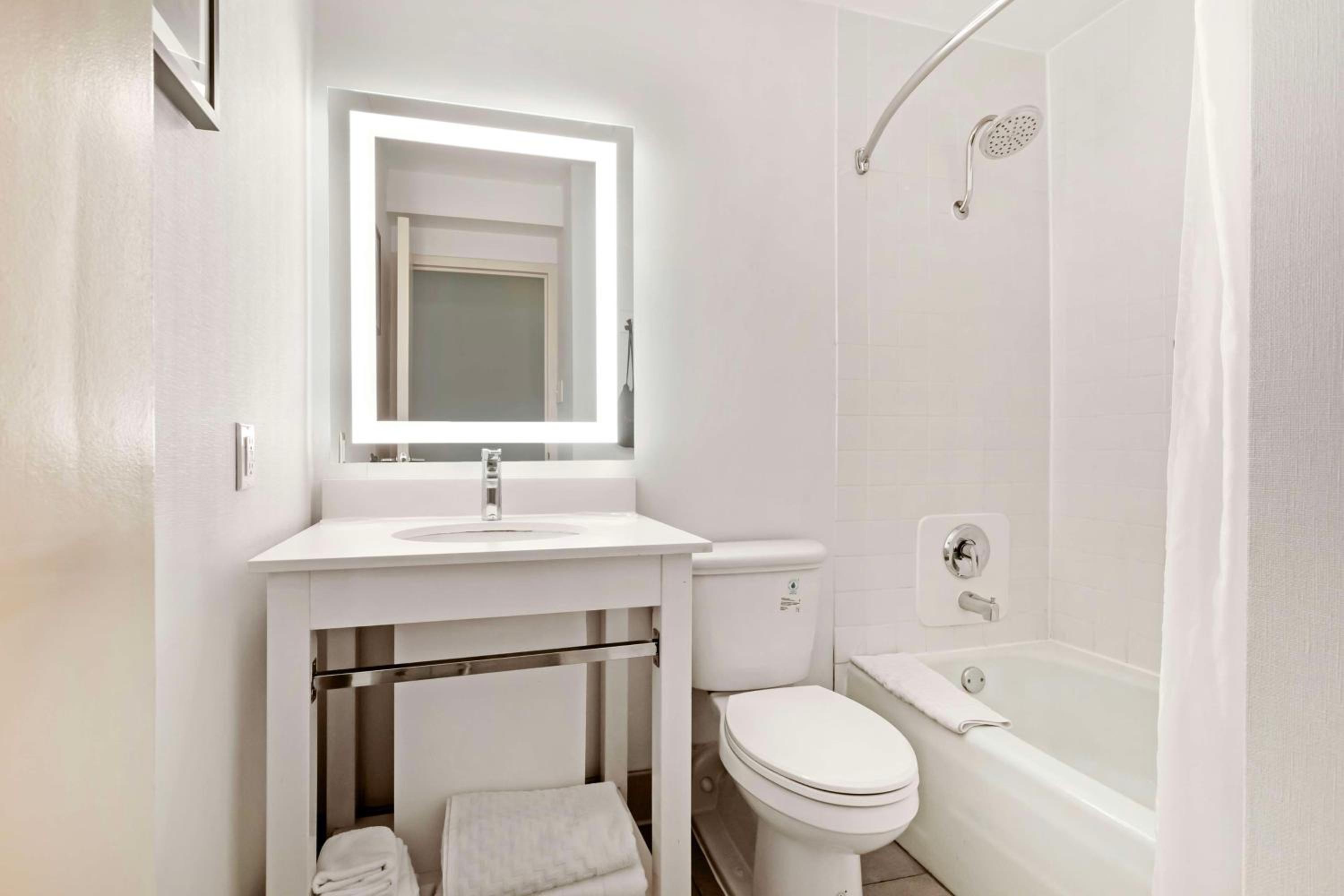 Queen Room with Two Queen Beds and Bath Tub - Disability Access - Photo 2