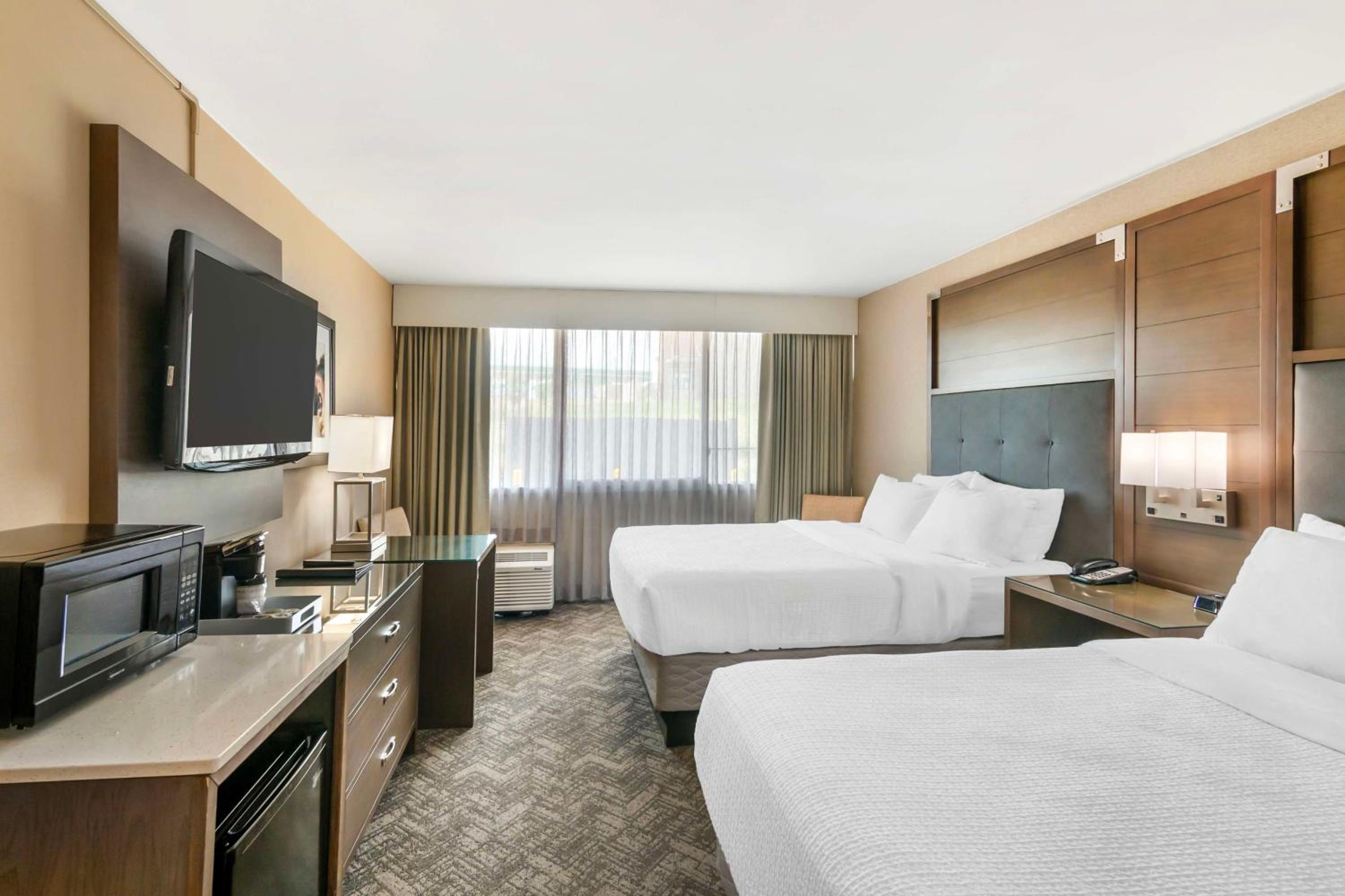 Queen Room with Two Queen Beds and Bath Tub - Disability Access - Photo 1