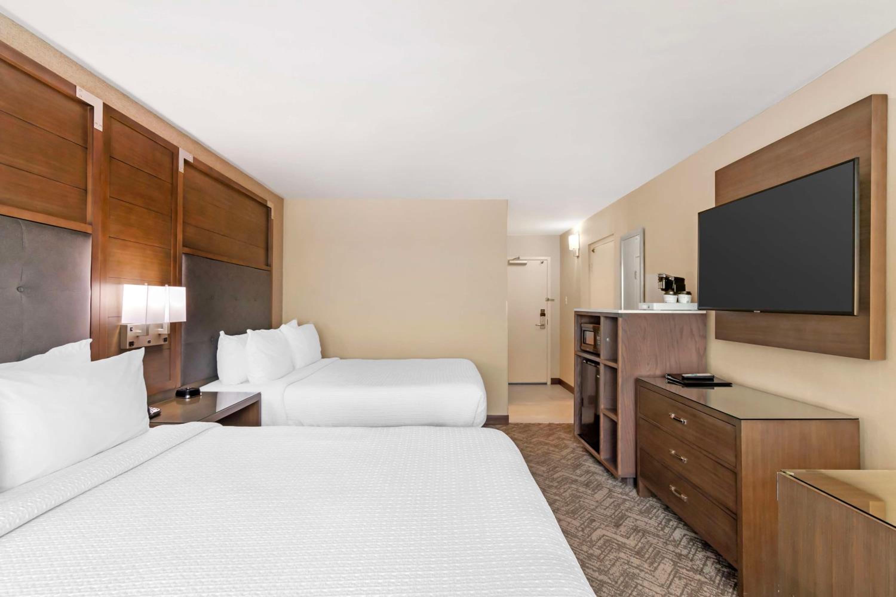Queen Room with Two Queen Beds - Non-Smoking - Photo 2