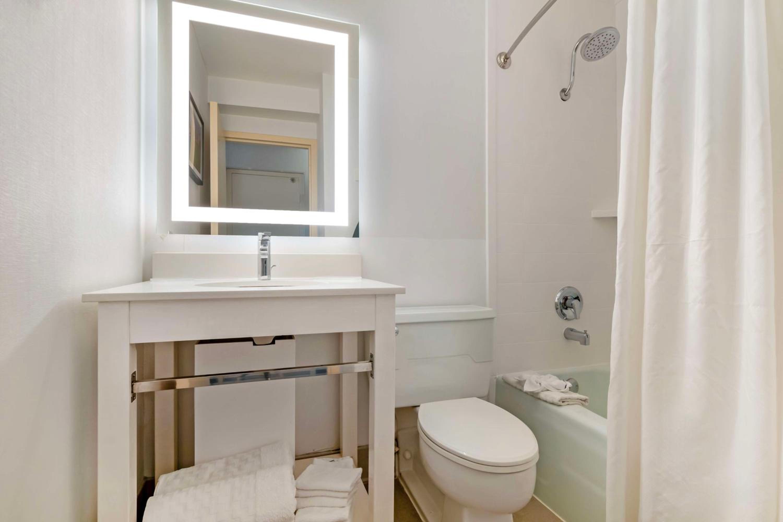 Queen Room with Two Queen Beds and Stadium View - Non-Smoking - Photo 5