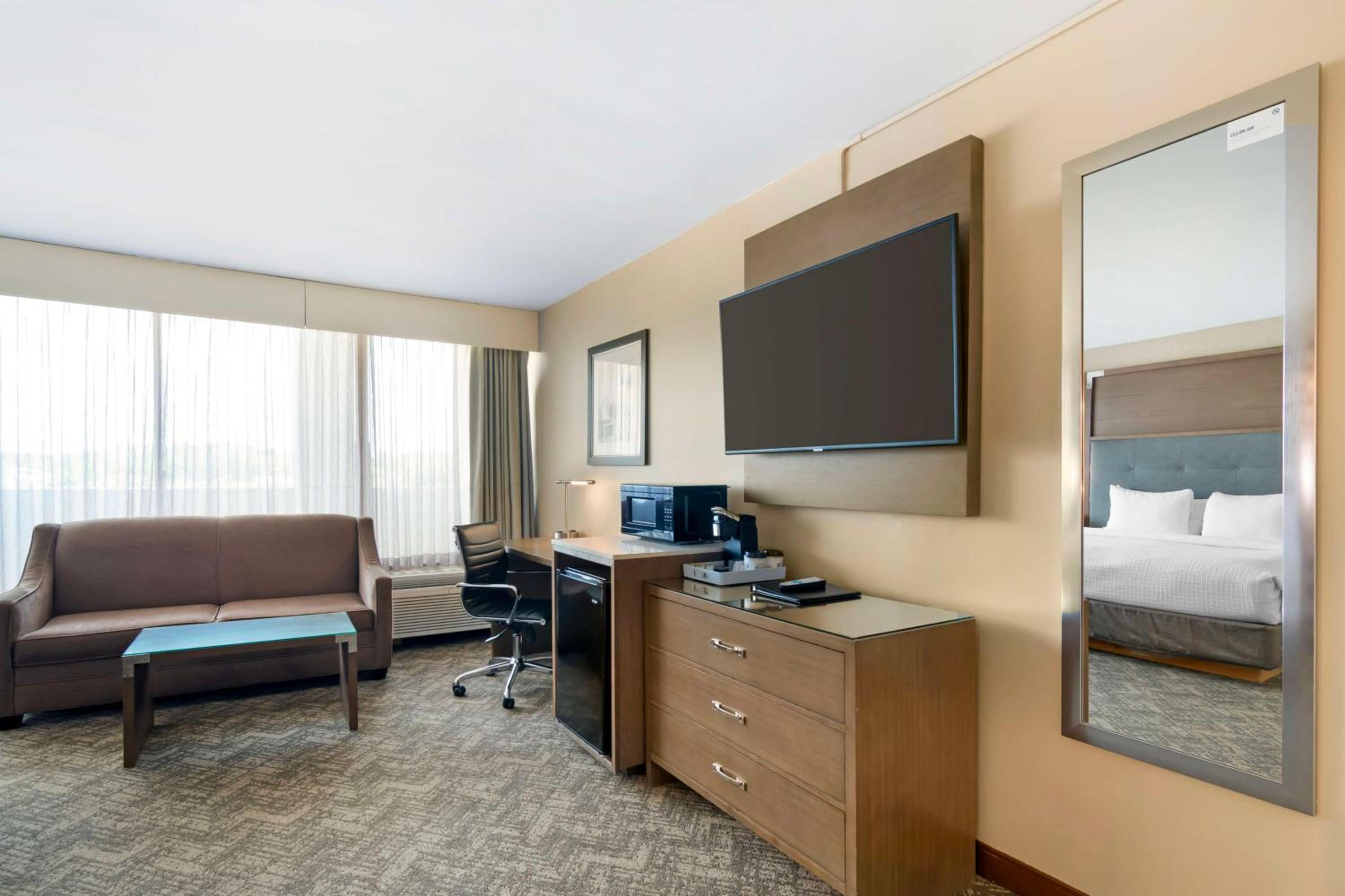 King Room with Sofa Bed - Photo 4