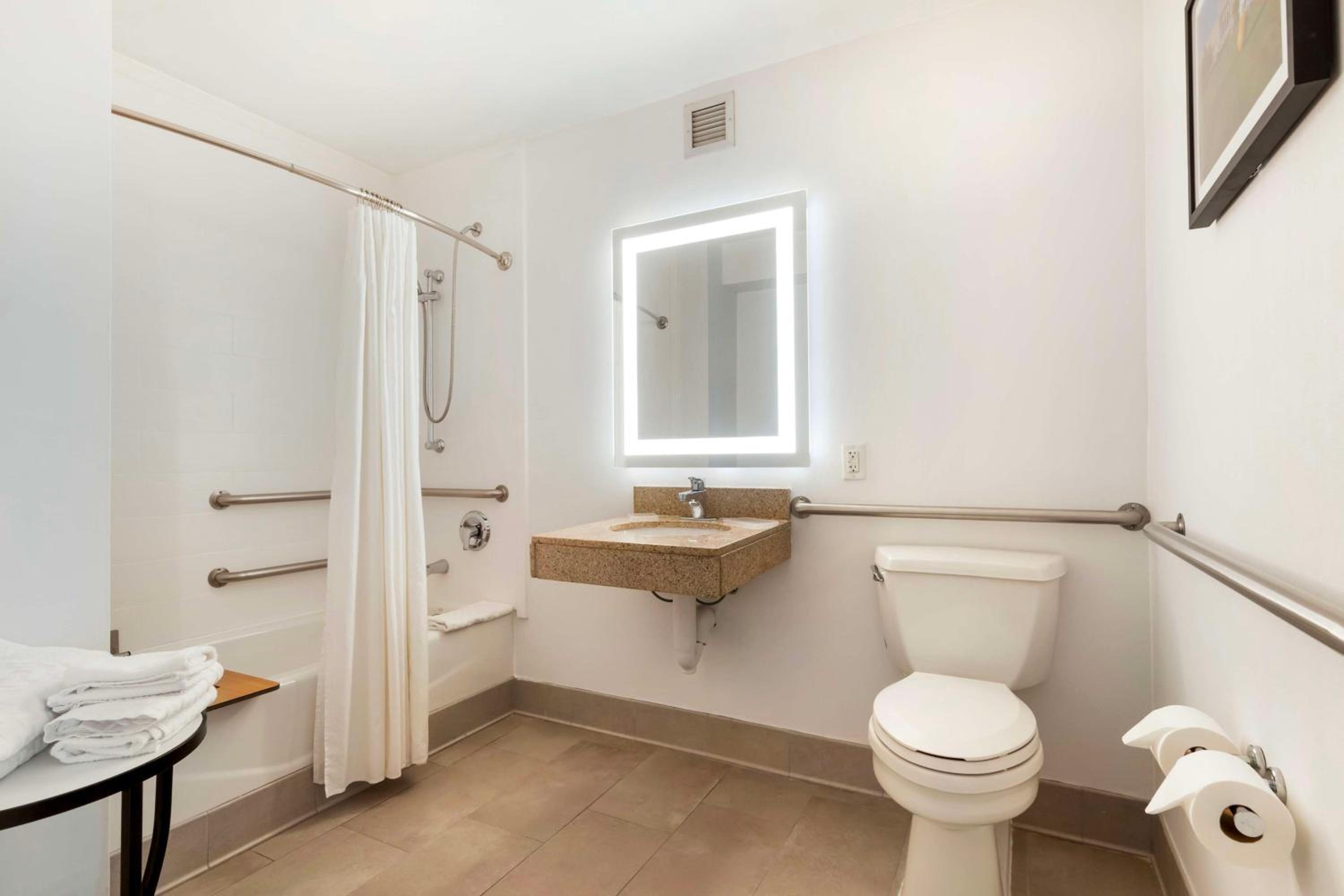 King Room with Bath Tub - Mobility Accessible - Photo 5