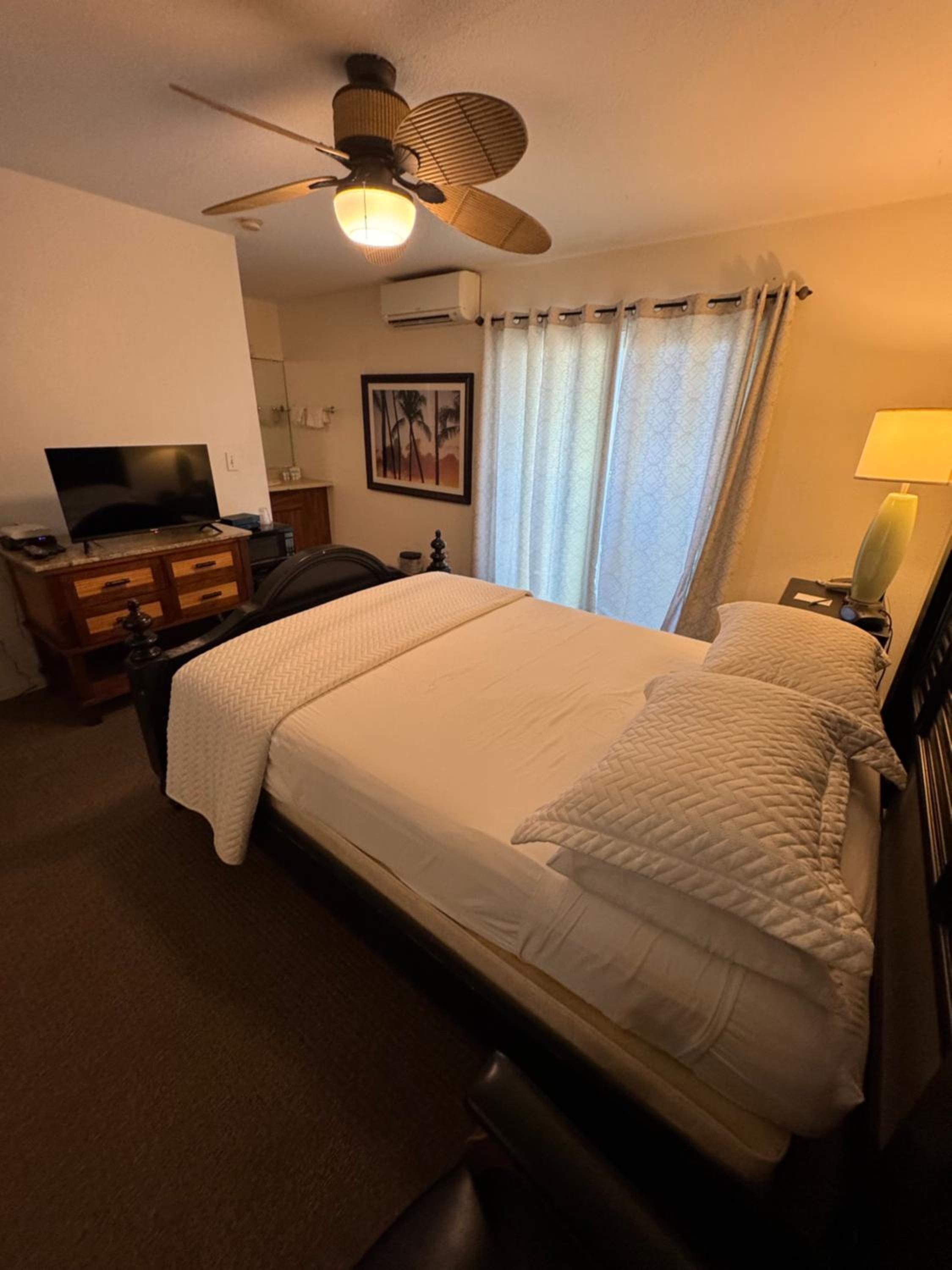 Economy Queen Room with City View - Photo 2