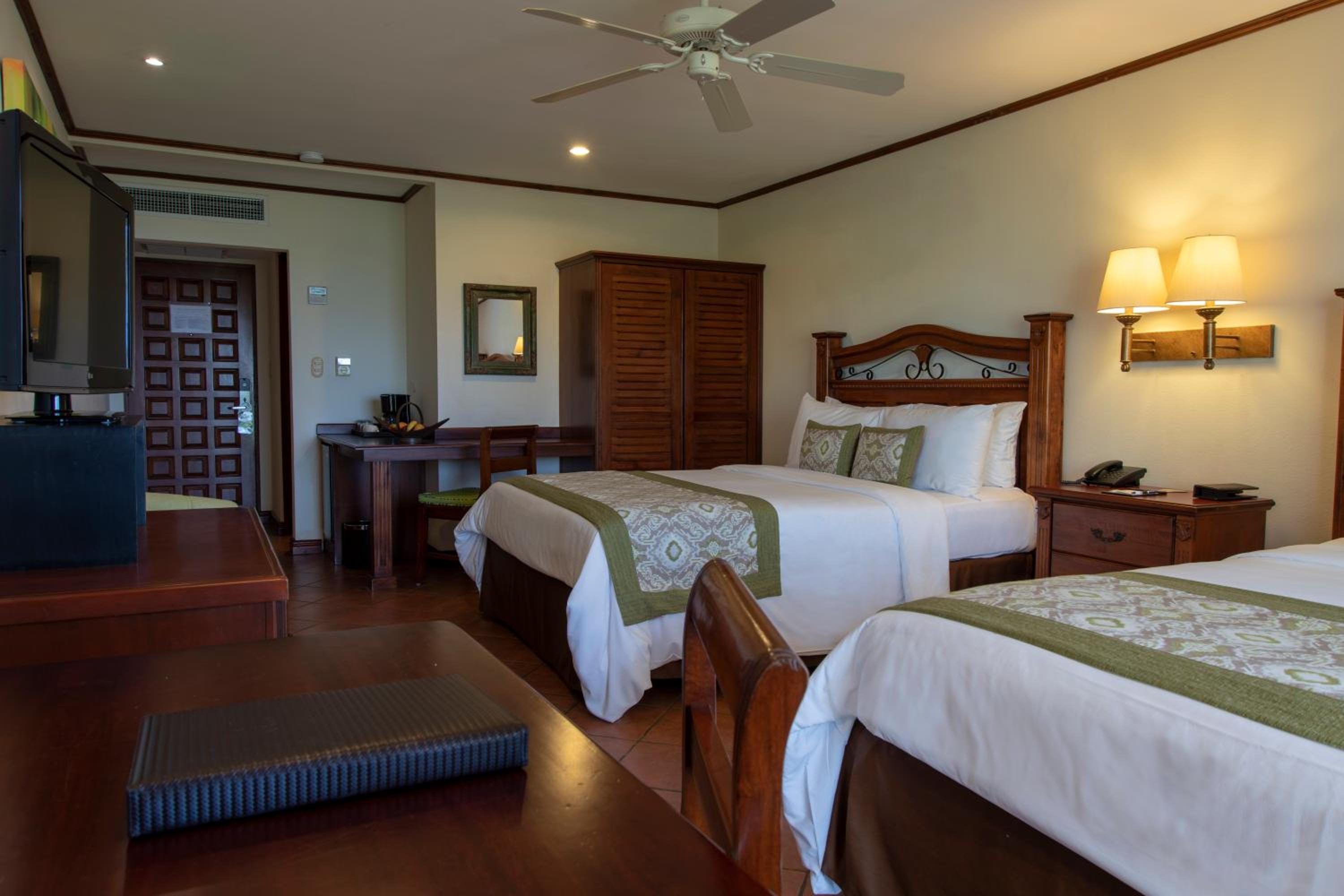 Superior Double Room with Two Double Beds - Photo 7