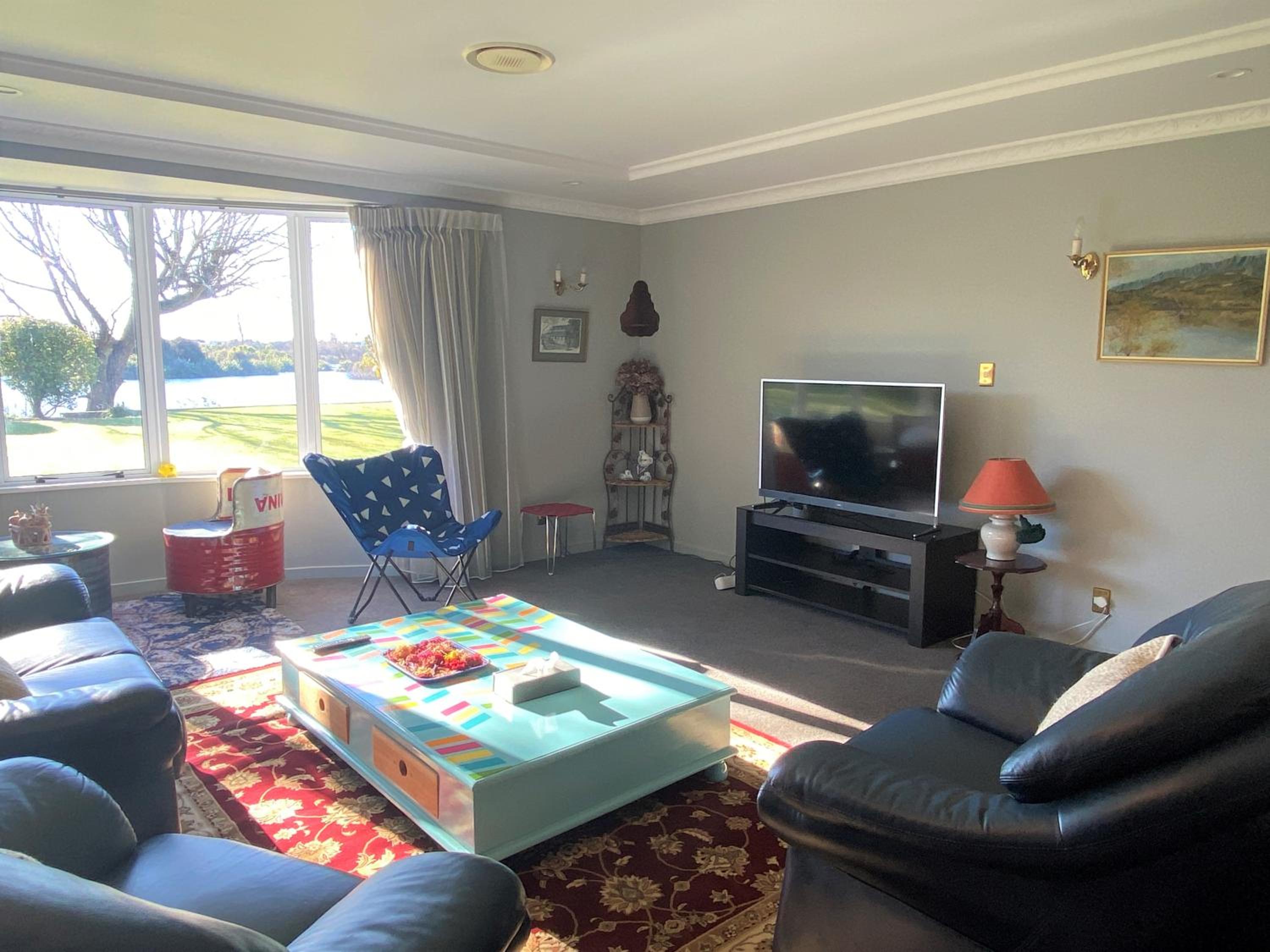 Apartment with Lake View - Photo 2